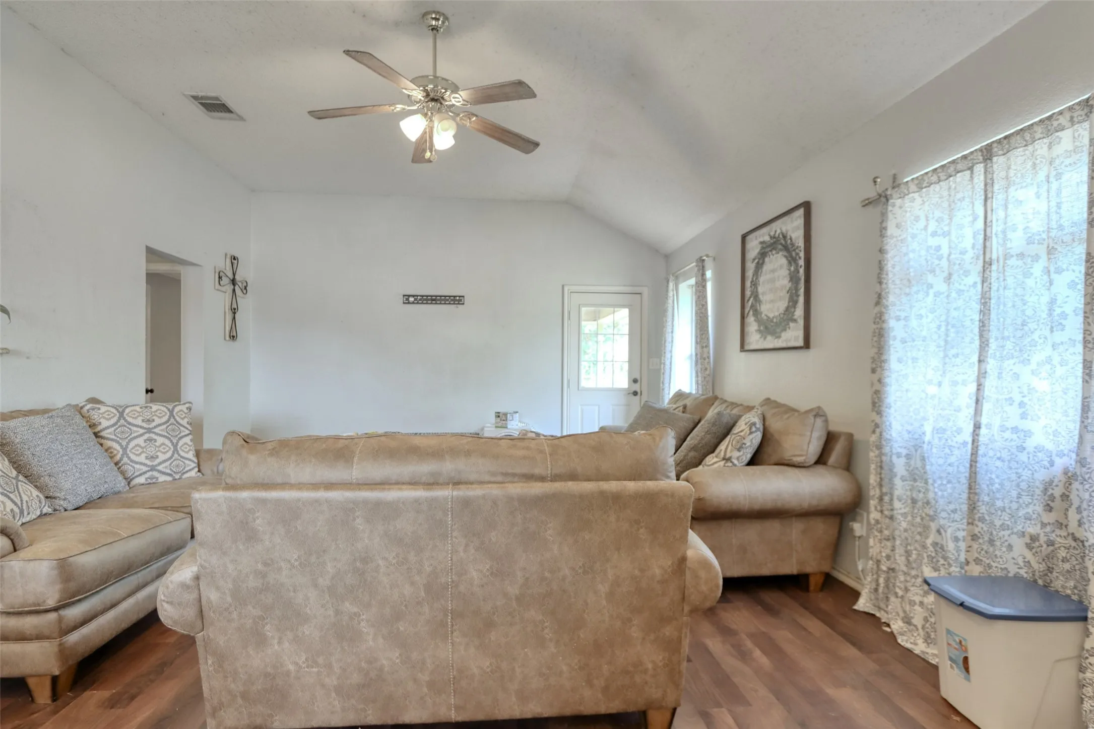 Single Family Residence For Sale in Mc Lennan County , 108 Wolf Lane, Lacy Lakeview, Texas 76705, 3 Bedroom, 2 Bathroom, 2 Garage spaces, 1,351 Sqft, built in 2004, mls#21312263, Real Estate Agent in Lacy Lakeview, Homes For Sale in Mc Lennan county, Homes For Sale in Lacy Lakeview, Realtor in Lacy Lakeview Texas, Real Estate Brokerage Independent Realty Texas, Luminita Cordes Realtor