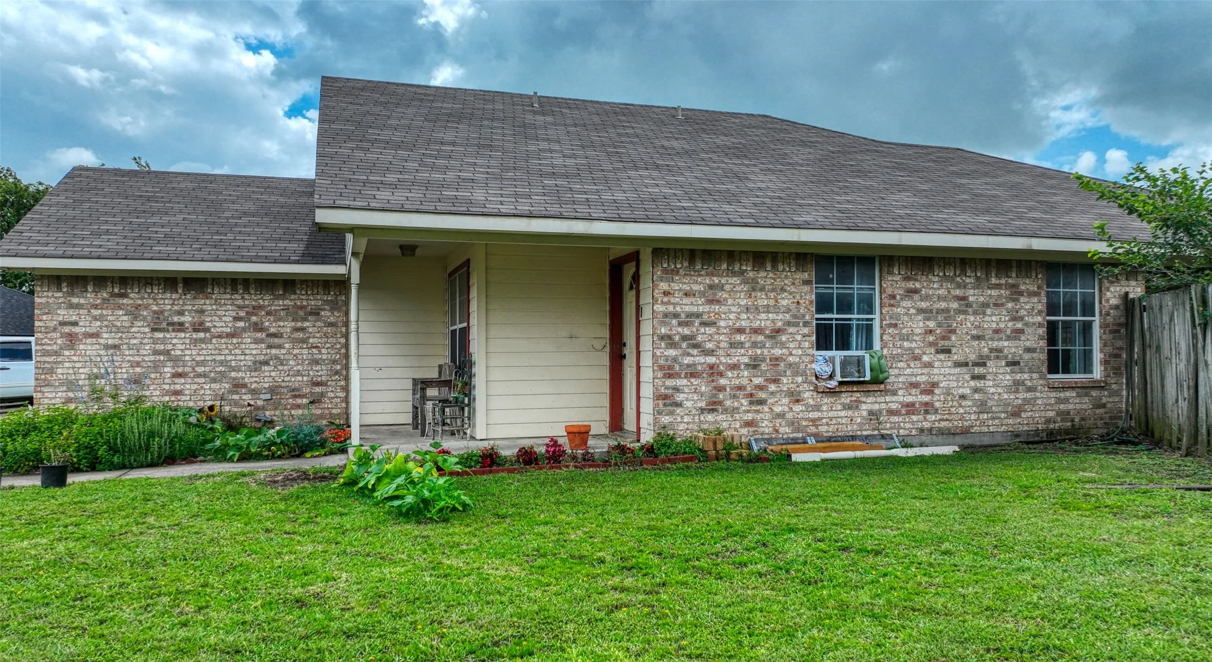 Single Family Residence For Sale in Mc Lennan County , 108 Wolf Lane, Lacy Lakeview, Texas 76705, 3 Bedroom, 2 Bathroom, 2 Garage spaces, 1,351 Sqft, built in 2004, mls#21312263, Real Estate Agent in Lacy Lakeview, Homes For Sale in Mc Lennan county, Homes For Sale in Lacy Lakeview, Realtor in Lacy Lakeview Texas, Real Estate Brokerage Independent Realty Texas, Luminita Cordes Realtor