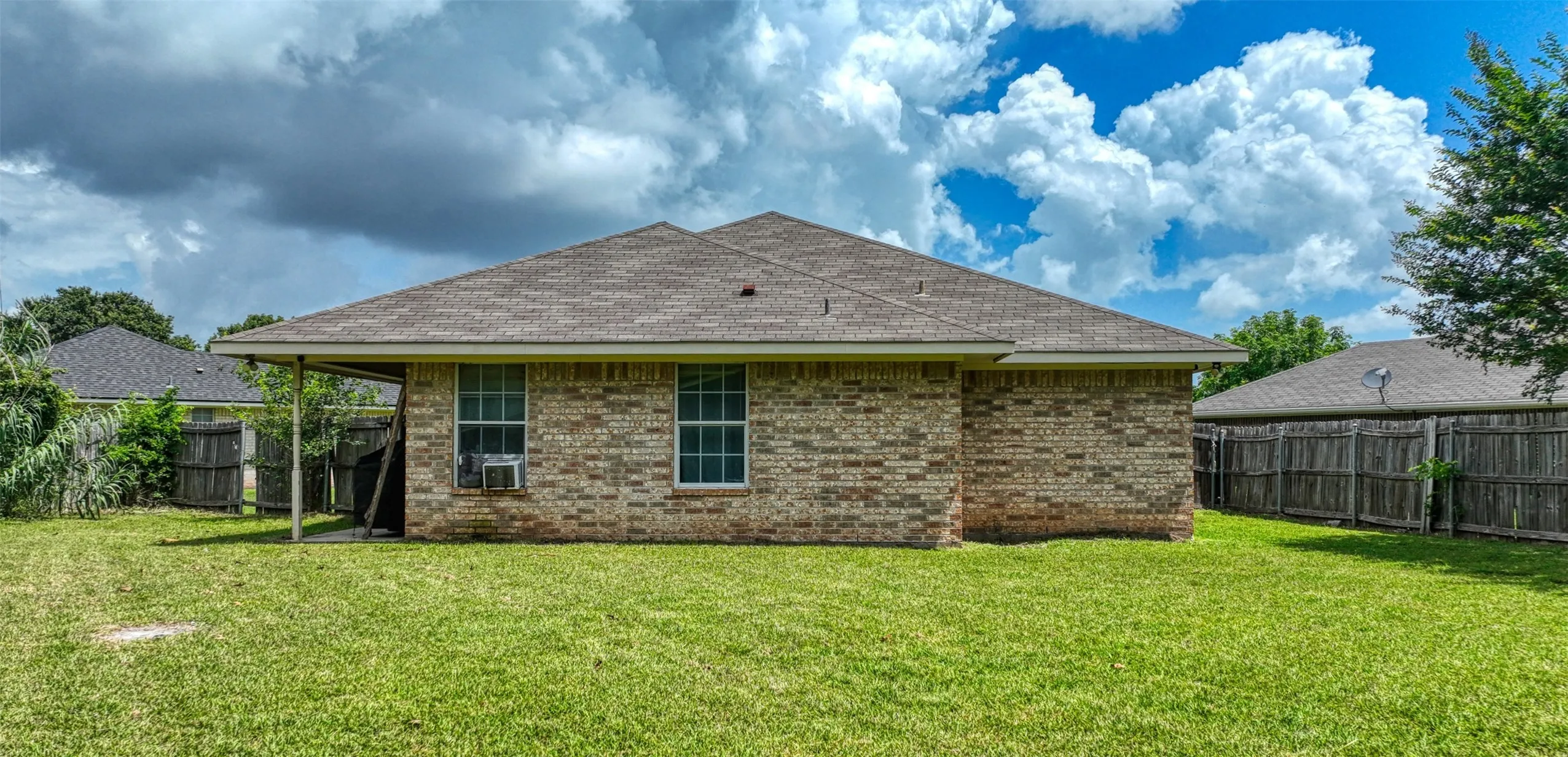 Single Family Residence For Sale in Mc Lennan County , 108 Wolf Lane, Lacy Lakeview, Texas 76705, 3 Bedroom, 2 Bathroom, 2 Garage spaces, 1,351 Sqft, built in 2004, mls#21312263, Real Estate Agent in Lacy Lakeview, Homes For Sale in Mc Lennan county, Homes For Sale in Lacy Lakeview, Realtor in Lacy Lakeview Texas, Real Estate Brokerage Independent Realty Texas, Luminita Cordes Realtor