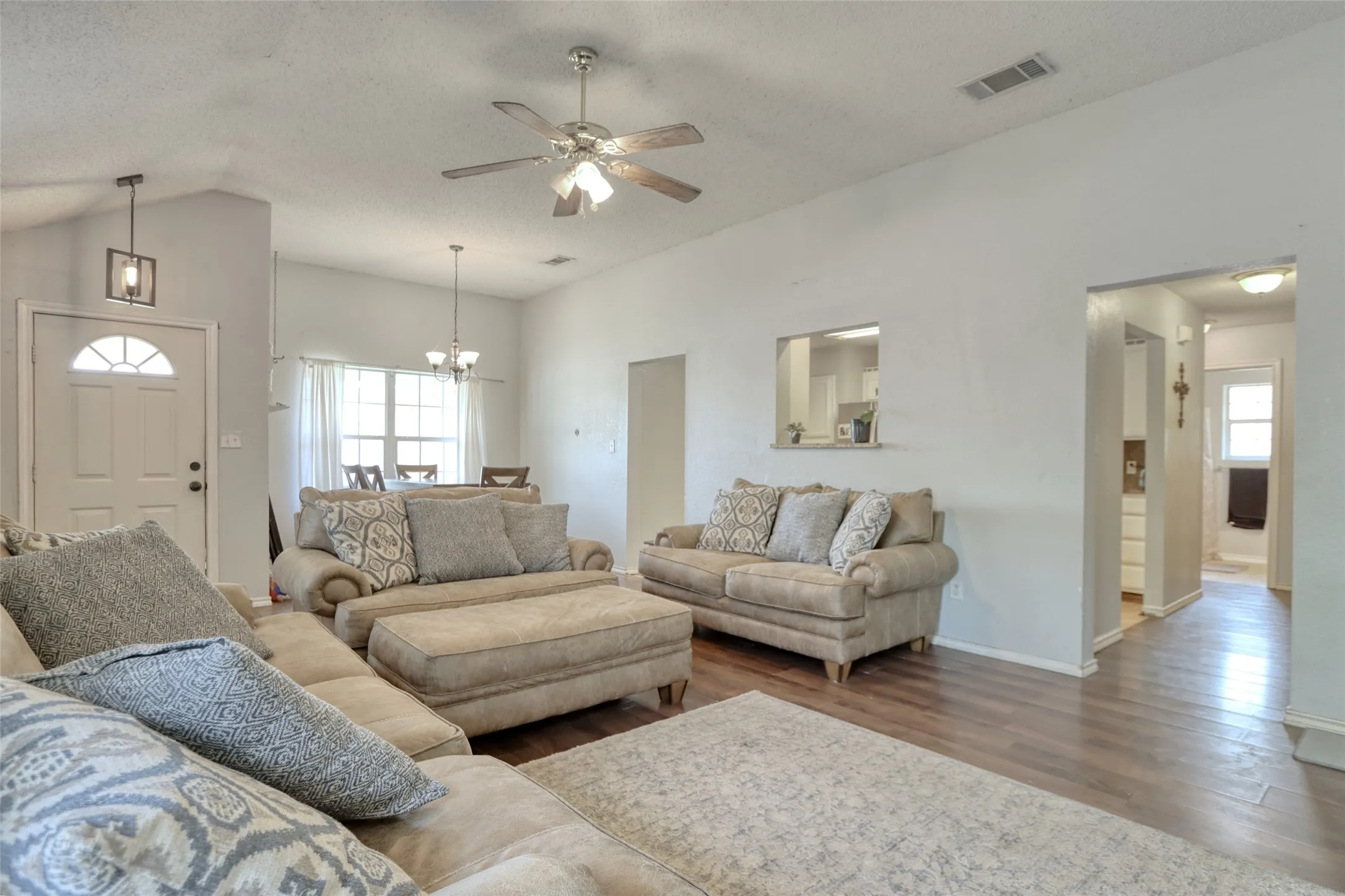 Single Family Residence For Sale in Mc Lennan County , 108 Wolf Lane, Lacy Lakeview, Texas 76705, 3 Bedroom, 2 Bathroom, 2 Garage spaces, 1,351 Sqft, built in 2004, mls#21312263, Real Estate Agent in Lacy Lakeview, Homes For Sale in Mc Lennan county, Homes For Sale in Lacy Lakeview, Realtor in Lacy Lakeview Texas, Real Estate Brokerage Independent Realty Texas, Luminita Cordes Realtor