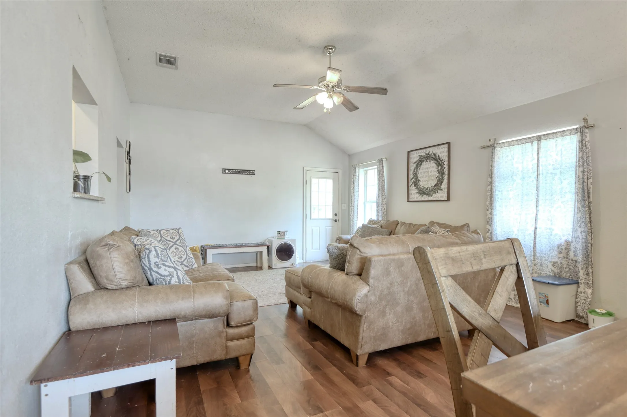Single Family Residence For Sale in Mc Lennan County , 108 Wolf Lane, Lacy Lakeview, Texas 76705, 3 Bedroom, 2 Bathroom, 2 Garage spaces, 1,351 Sqft, built in 2004, mls#21312263, Real Estate Agent in Lacy Lakeview, Homes For Sale in Mc Lennan county, Homes For Sale in Lacy Lakeview, Realtor in Lacy Lakeview Texas, Real Estate Brokerage Independent Realty Texas, Luminita Cordes Realtor
