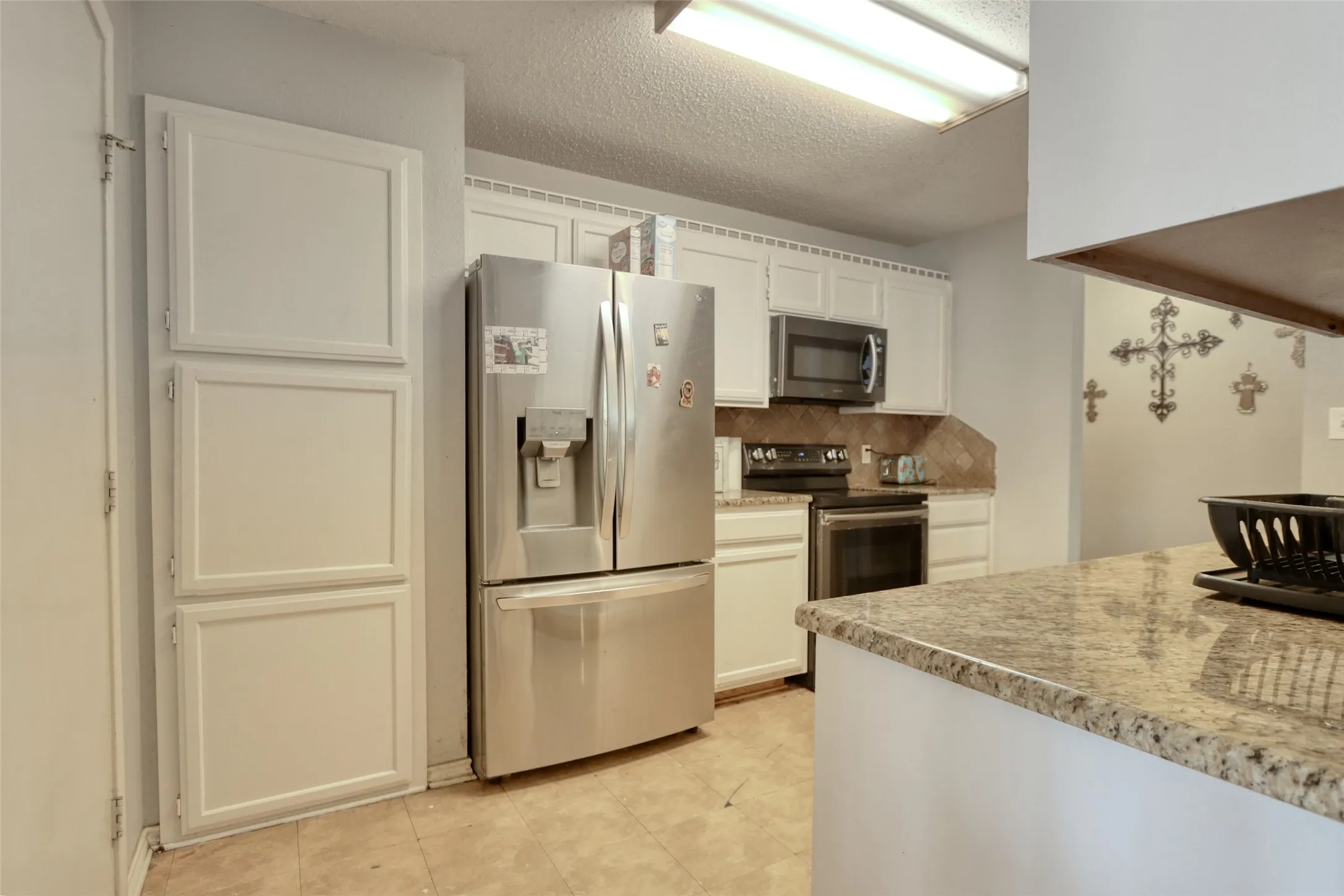 Single Family Residence For Sale in Mc Lennan County , 108 Wolf Lane, Lacy Lakeview, Texas 76705, 3 Bedroom, 2 Bathroom, 2 Garage spaces, 1,351 Sqft, built in 2004, mls#21312263, Real Estate Agent in Lacy Lakeview, Homes For Sale in Mc Lennan county, Homes For Sale in Lacy Lakeview, Realtor in Lacy Lakeview Texas, Real Estate Brokerage Independent Realty Texas, Luminita Cordes Realtor