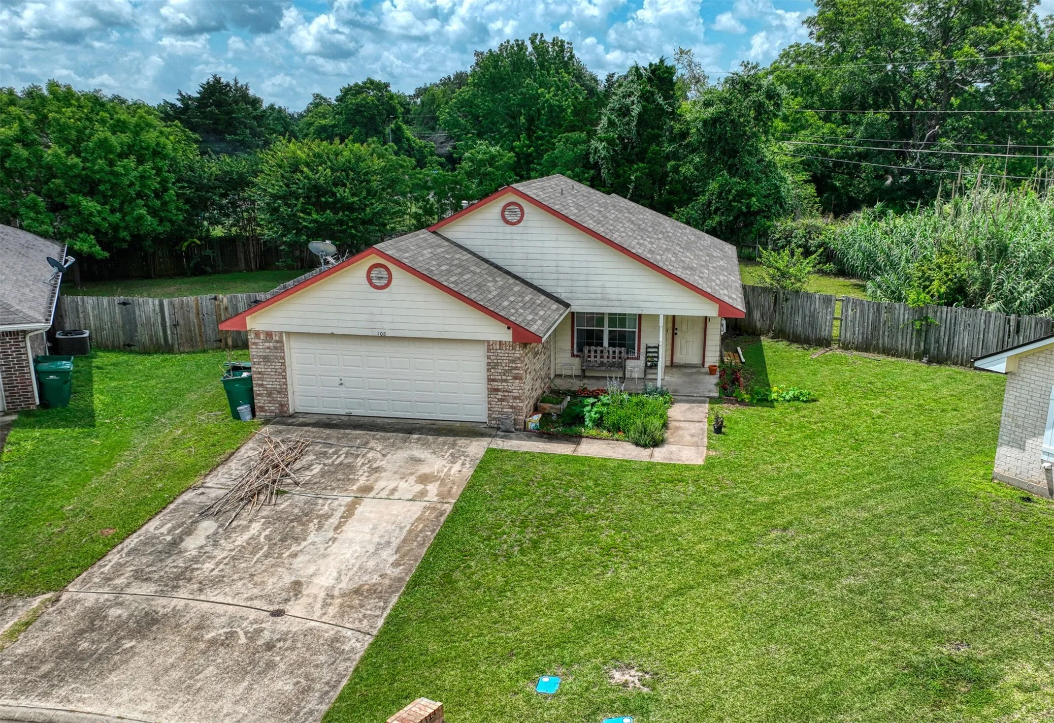 Single Family Residence For Sale in Mc Lennan County , 108 Wolf Lane, Lacy Lakeview, Texas 76705, 3 Bedroom, 2 Bathroom, 2 Garage spaces, 1,351 Sqft, built in 2004, mls#21312263, Real Estate Agent in Lacy Lakeview, Homes For Sale in Mc Lennan county, Homes For Sale in Lacy Lakeview, Realtor in Lacy Lakeview Texas, Real Estate Brokerage Independent Realty Texas, Luminita Cordes Realtor
