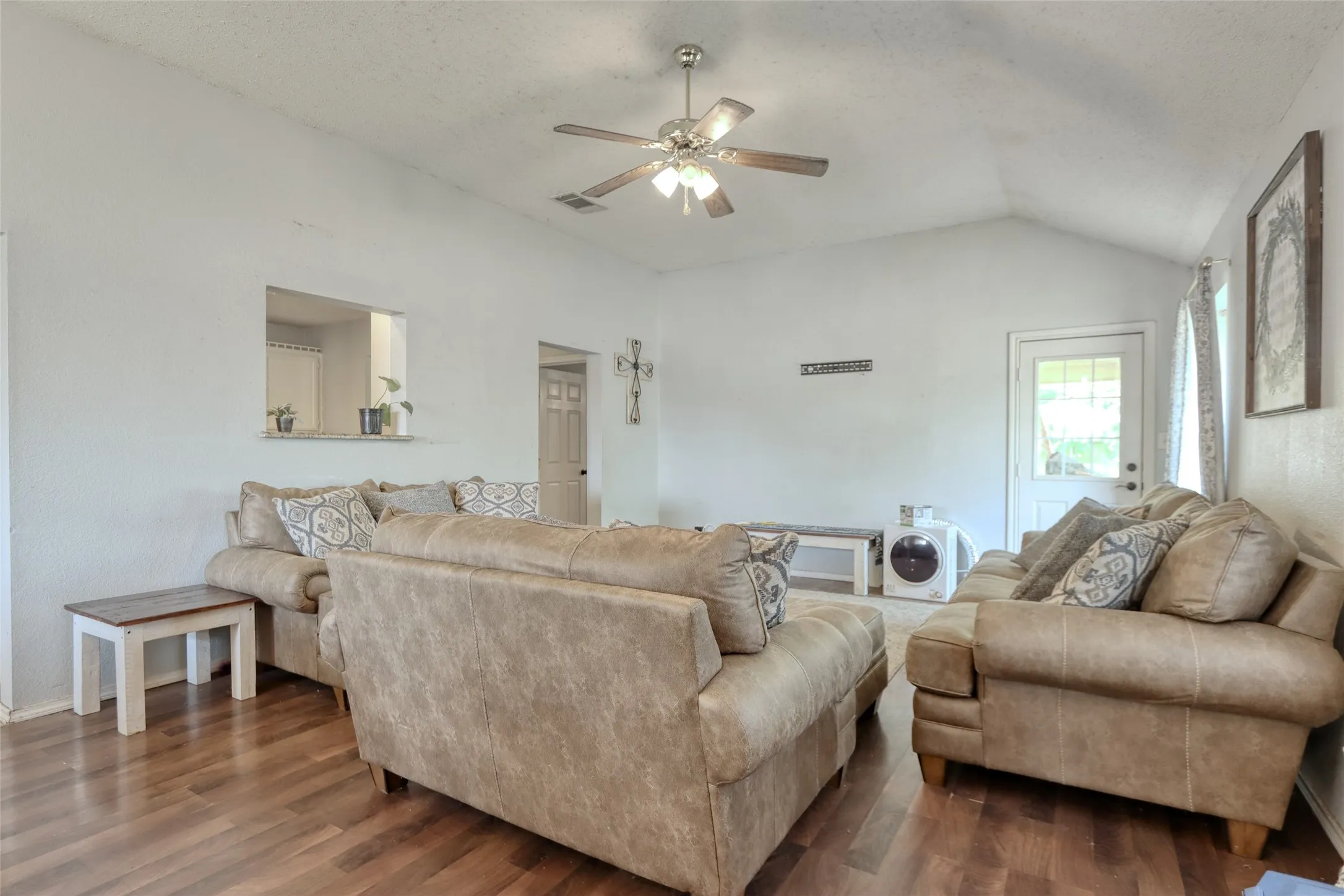 Single Family Residence For Sale in Mc Lennan County , 108 Wolf Lane, Lacy Lakeview, Texas 76705, 3 Bedroom, 2 Bathroom, 2 Garage spaces, 1,351 Sqft, built in 2004, mls#21312263, Real Estate Agent in Lacy Lakeview, Homes For Sale in Mc Lennan county, Homes For Sale in Lacy Lakeview, Realtor in Lacy Lakeview Texas, Real Estate Brokerage Independent Realty Texas, Luminita Cordes Realtor