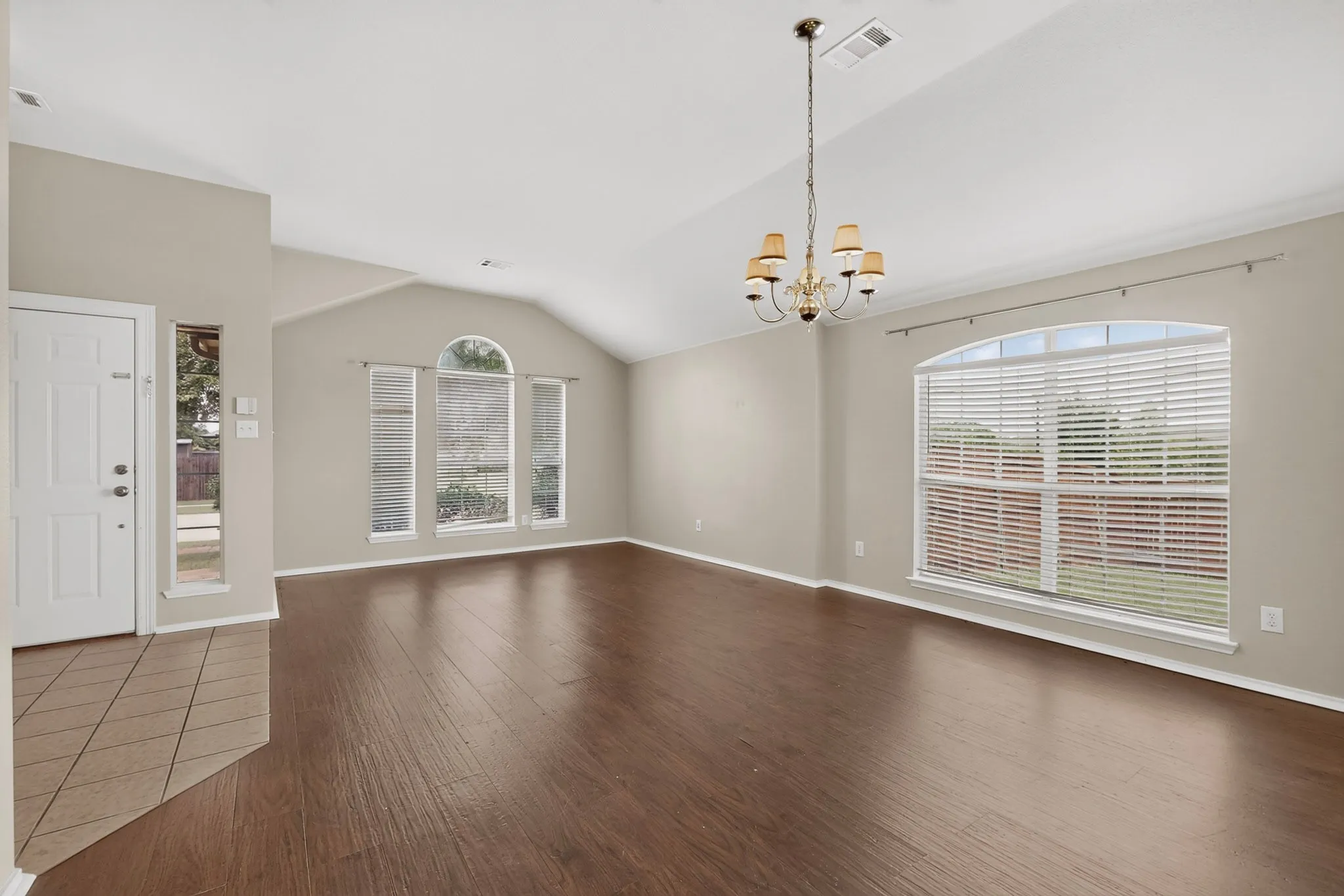 Single Family Residence For Sale in Kaufman County , 101 Wandering Drive, Forney, Texas 75126, 3 Bedroom, 2 Bathroom, 2 Garage spaces, 2,062 Sqft, built in 2003, mls#21312268, Real Estate Agent in Forney, Homes For Sale in Kaufman county, Homes For Sale in Forney, Realtor in Forney Texas, Real Estate Brokerage Independent Realty Texas, Luminita Cordes Realtor