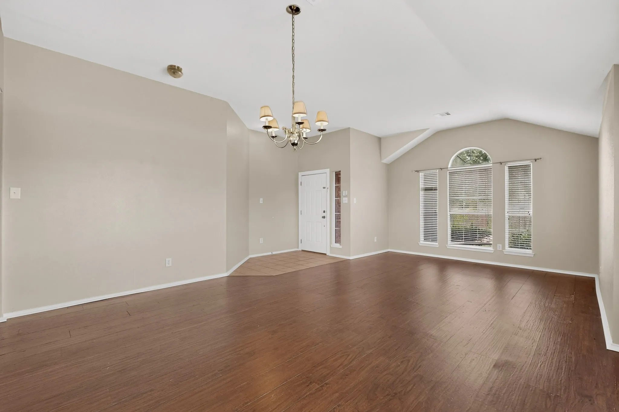 Single Family Residence For Sale in Kaufman County , 101 Wandering Drive, Forney, Texas 75126, 3 Bedroom, 2 Bathroom, 2 Garage spaces, 2,062 Sqft, built in 2003, mls#21312268, Real Estate Agent in Forney, Homes For Sale in Kaufman county, Homes For Sale in Forney, Realtor in Forney Texas, Real Estate Brokerage Independent Realty Texas, Luminita Cordes Realtor