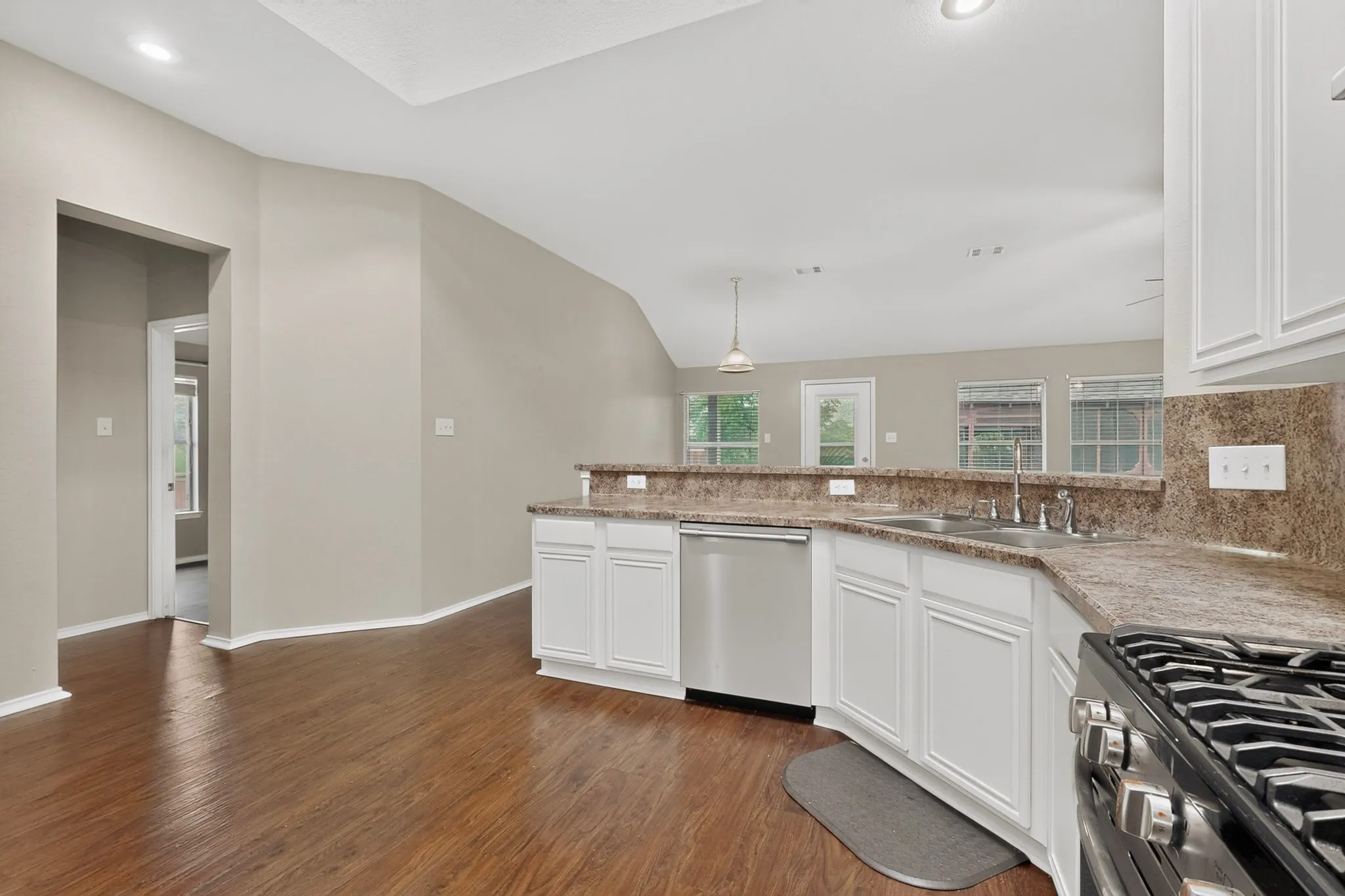 Single Family Residence For Sale in Kaufman County , 101 Wandering Drive, Forney, Texas 75126, 3 Bedroom, 2 Bathroom, 2 Garage spaces, 2,062 Sqft, built in 2003, mls#21312268, Real Estate Agent in Forney, Homes For Sale in Kaufman county, Homes For Sale in Forney, Realtor in Forney Texas, Real Estate Brokerage Independent Realty Texas, Luminita Cordes Realtor
