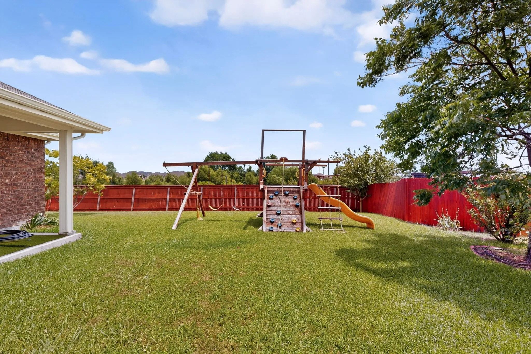 Single Family Residence For Sale in Kaufman County , 101 Wandering Drive, Forney, Texas 75126, 3 Bedroom, 2 Bathroom, 2 Garage spaces, 2,062 Sqft, built in 2003, mls#21312268, Real Estate Agent in Forney, Homes For Sale in Kaufman county, Homes For Sale in Forney, Realtor in Forney Texas, Real Estate Brokerage Independent Realty Texas, Luminita Cordes Realtor