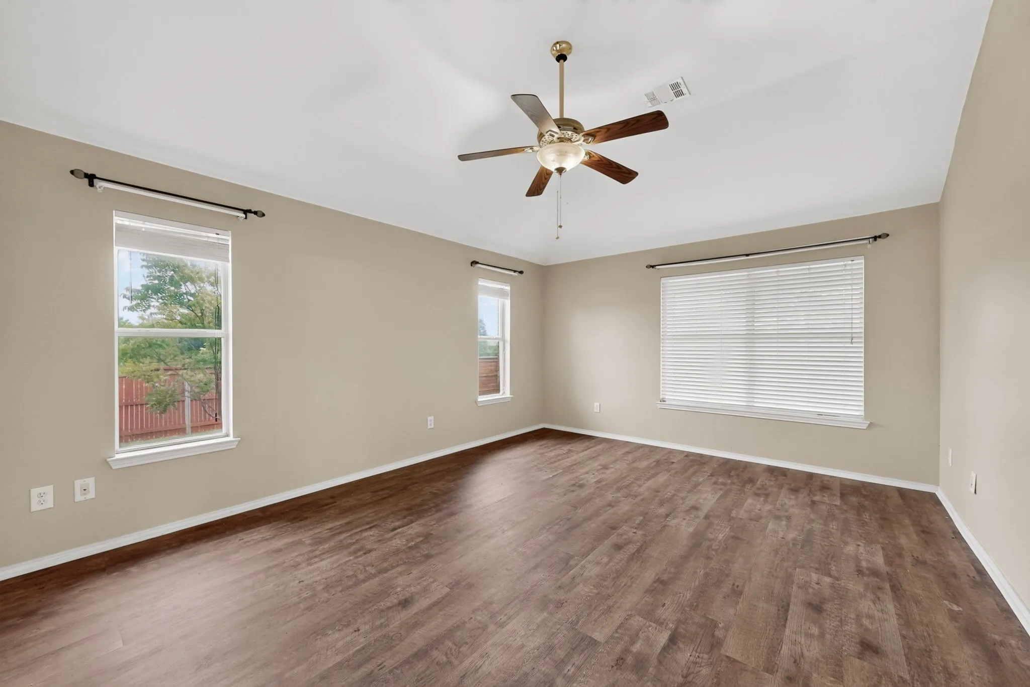 Single Family Residence For Sale in Kaufman County , 101 Wandering Drive, Forney, Texas 75126, 3 Bedroom, 2 Bathroom, 2 Garage spaces, 2,062 Sqft, built in 2003, mls#21312268, Real Estate Agent in Forney, Homes For Sale in Kaufman county, Homes For Sale in Forney, Realtor in Forney Texas, Real Estate Brokerage Independent Realty Texas, Luminita Cordes Realtor