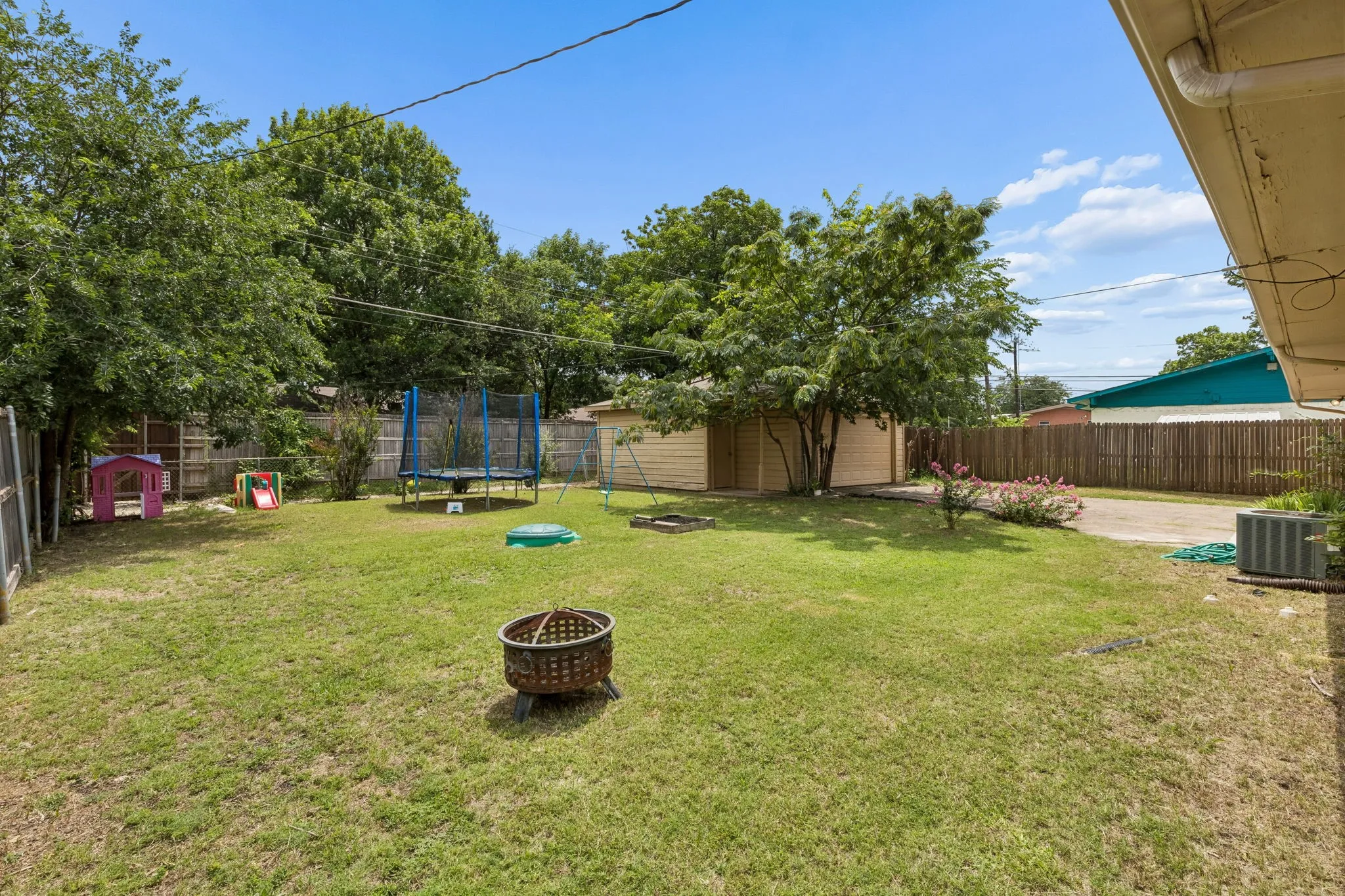 Single Family Residence For Sale in Dallas County , 1239 Evergreen Drive, Richardson, Texas 75080, 3 Bedroom, 2 Bathroom, 2 Garage spaces, 1,632 Sqft, built in 1959, mls#21312153, Real Estate Agent in Richardson, Homes For Sale in Dallas county, Homes For Sale in Richardson, Realtor in Richardson Texas, Real Estate Brokerage Independent Realty Texas, Luminita Cordes Realtor