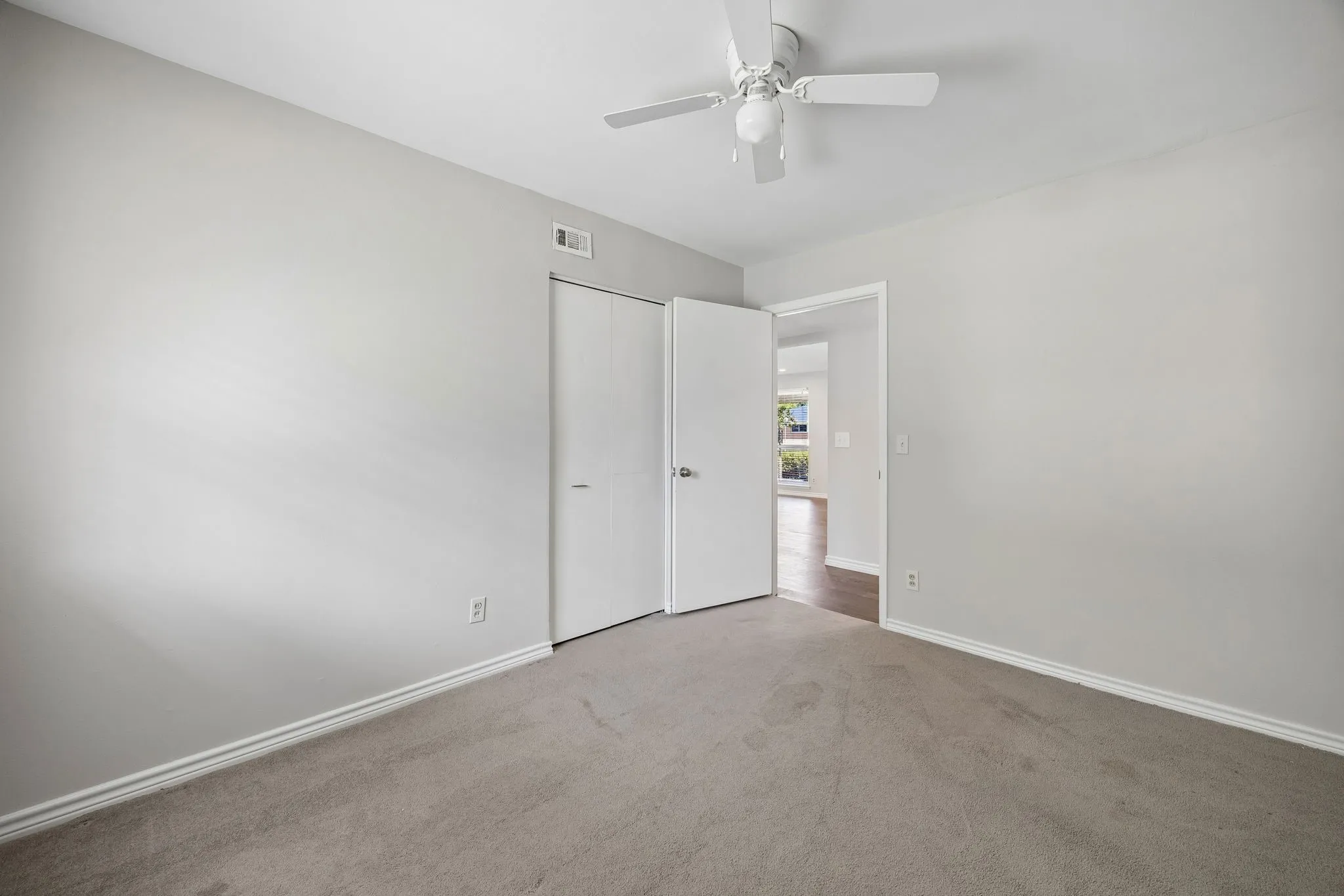 Single Family Residence For Sale in Dallas County , 1239 Evergreen Drive, Richardson, Texas 75080, 3 Bedroom, 2 Bathroom, 2 Garage spaces, 1,632 Sqft, built in 1959, mls#21312153, Real Estate Agent in Richardson, Homes For Sale in Dallas county, Homes For Sale in Richardson, Realtor in Richardson Texas, Real Estate Brokerage Independent Realty Texas, Luminita Cordes Realtor