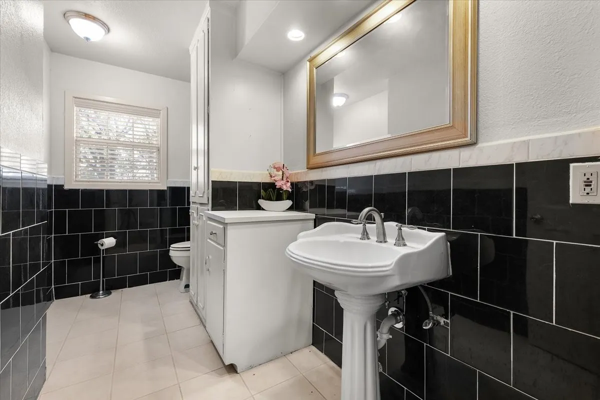 Single Family Residence For Sale in Tarrant County , 8248 Meadowbrook Drive, Fort Worth, Texas 76120, 5 Bedroom, 6 Bathroom, 3 Garage spaces, 5,582 Sqft, built in 1956, mls#21312290, Real Estate Agent in Fort Worth, Homes For Sale in Tarrant county, Homes For Sale in Fort Worth, Realtor in Fort Worth Texas, Real Estate Brokerage Independent Realty Texas, Luminita Cordes Realtor