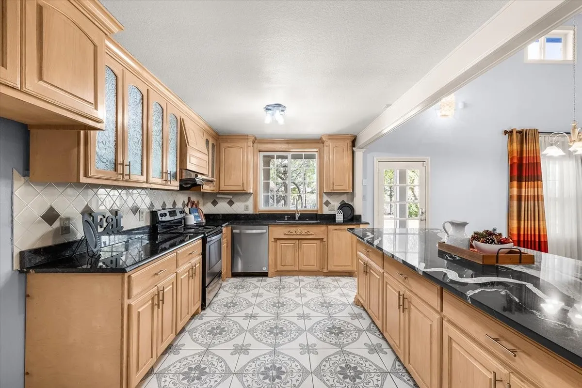 Single Family Residence For Sale in Tarrant County , 8248 Meadowbrook Drive, Fort Worth, Texas 76120, 5 Bedroom, 6 Bathroom, 3 Garage spaces, 5,582 Sqft, built in 1956, mls#21312290, Real Estate Agent in Fort Worth, Homes For Sale in Tarrant county, Homes For Sale in Fort Worth, Realtor in Fort Worth Texas, Real Estate Brokerage Independent Realty Texas, Luminita Cordes Realtor