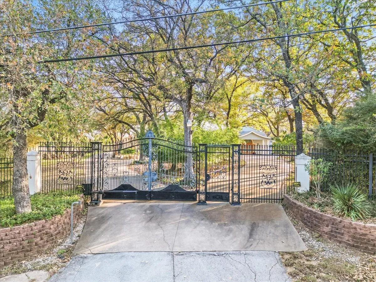 Single Family Residence For Sale in Tarrant County , 8248 Meadowbrook Drive, Fort Worth, Texas 76120, 5 Bedroom, 6 Bathroom, 3 Garage spaces, 5,582 Sqft, built in 1956, mls#21312290, Real Estate Agent in Fort Worth, Homes For Sale in Tarrant county, Homes For Sale in Fort Worth, Realtor in Fort Worth Texas, Real Estate Brokerage Independent Realty Texas, Luminita Cordes Realtor