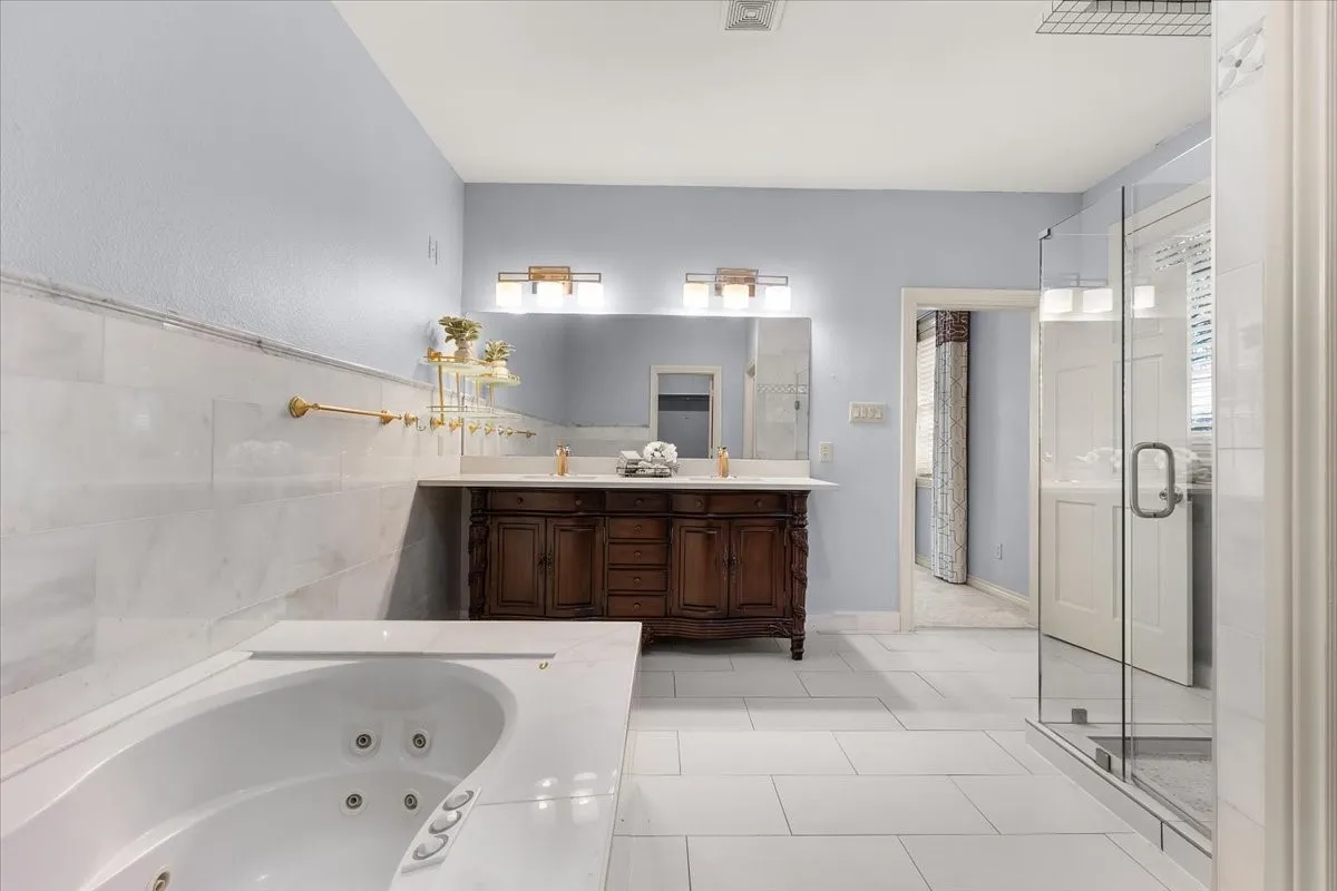 Single Family Residence For Sale in Tarrant County , 8248 Meadowbrook Drive, Fort Worth, Texas 76120, 5 Bedroom, 6 Bathroom, 3 Garage spaces, 5,582 Sqft, built in 1956, mls#21312290, Real Estate Agent in Fort Worth, Homes For Sale in Tarrant county, Homes For Sale in Fort Worth, Realtor in Fort Worth Texas, Real Estate Brokerage Independent Realty Texas, Luminita Cordes Realtor
