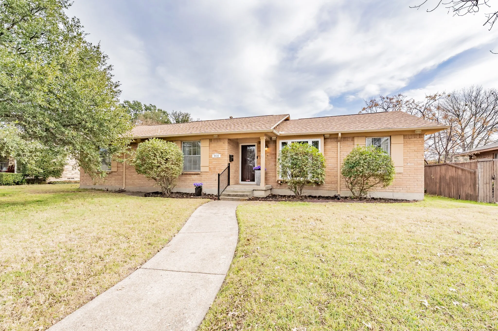 Single Family Residence For Sale in Dallas County , 8426 Van Pelt Drive, Dallas, Texas 75228, 3 Bedroom, 2 Bathroom, 2 Garage spaces, 1,727 Sqft, built in 1964, mls#21312324, Real Estate Agent in Dallas, Homes For Sale in Dallas county, Homes For Sale in Dallas, Realtor in Dallas Texas, Real Estate Brokerage Independent Realty Texas, Luminita Cordes Realtor