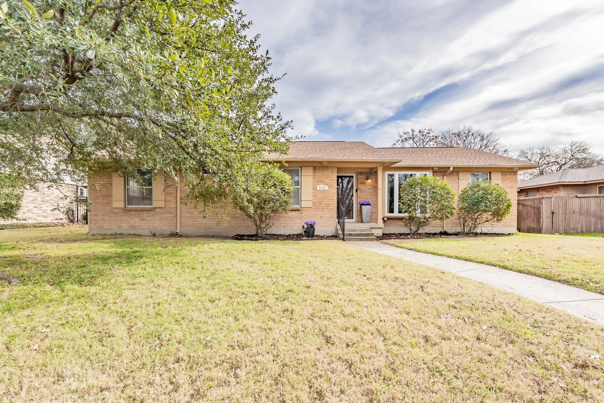 Single Family Residence For Sale in Dallas County , 8426 Van Pelt Drive, Dallas, Texas 75228, 3 Bedroom, 2 Bathroom, 2 Garage spaces, 1,727 Sqft, built in 1964, mls#21312324, Real Estate Agent in Dallas, Homes For Sale in Dallas county, Homes For Sale in Dallas, Realtor in Dallas Texas, Real Estate Brokerage Independent Realty Texas, Luminita Cordes Realtor