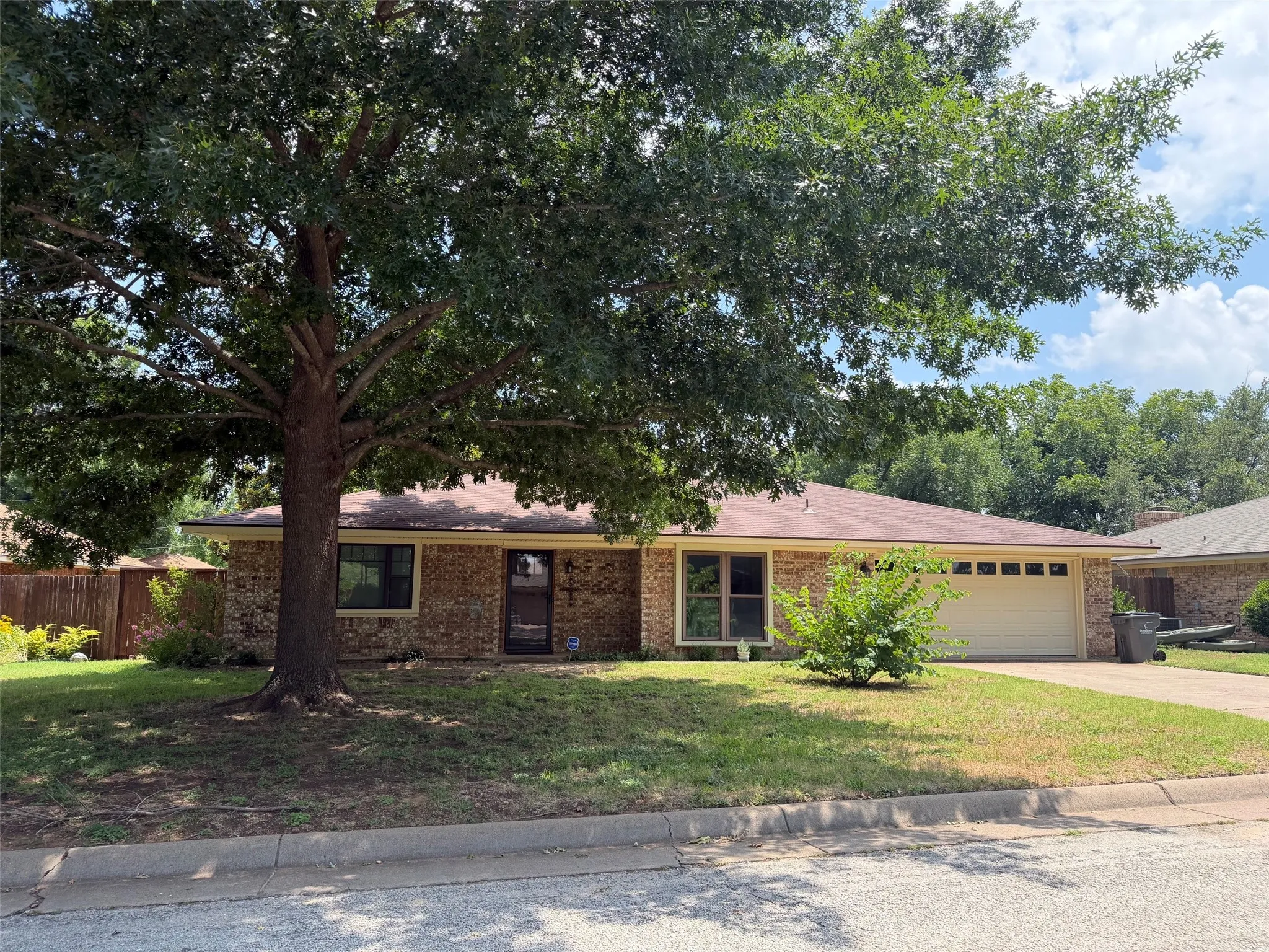 Single Family Residence For Sale in Young County , 114 Chaparral Drive, Graham, Texas 76450, 3 Bedrooms, 2 Bathrooms, 2 Garage spaces, 1,778 Sqft, built in 1983, Price $355,000, mls#21312321, Real Estate Agent in Graham, Homes For Sale in Young county, Homes For Sale in Graham, Realtor in Graham Texas, Real Estate Brokerage Independent Realty Texas, Luminita Cordes Realtor