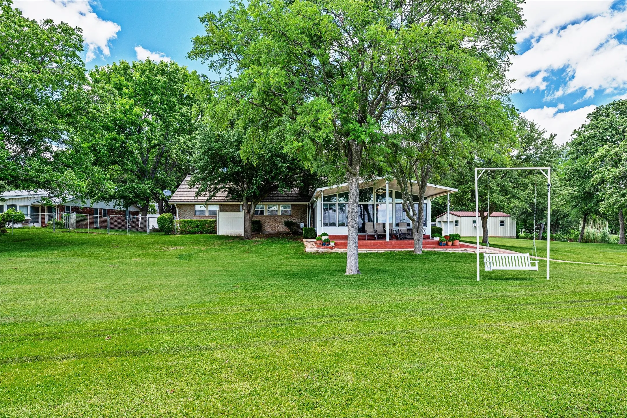 Yes, it's a big yard...even bigger in the next picture!