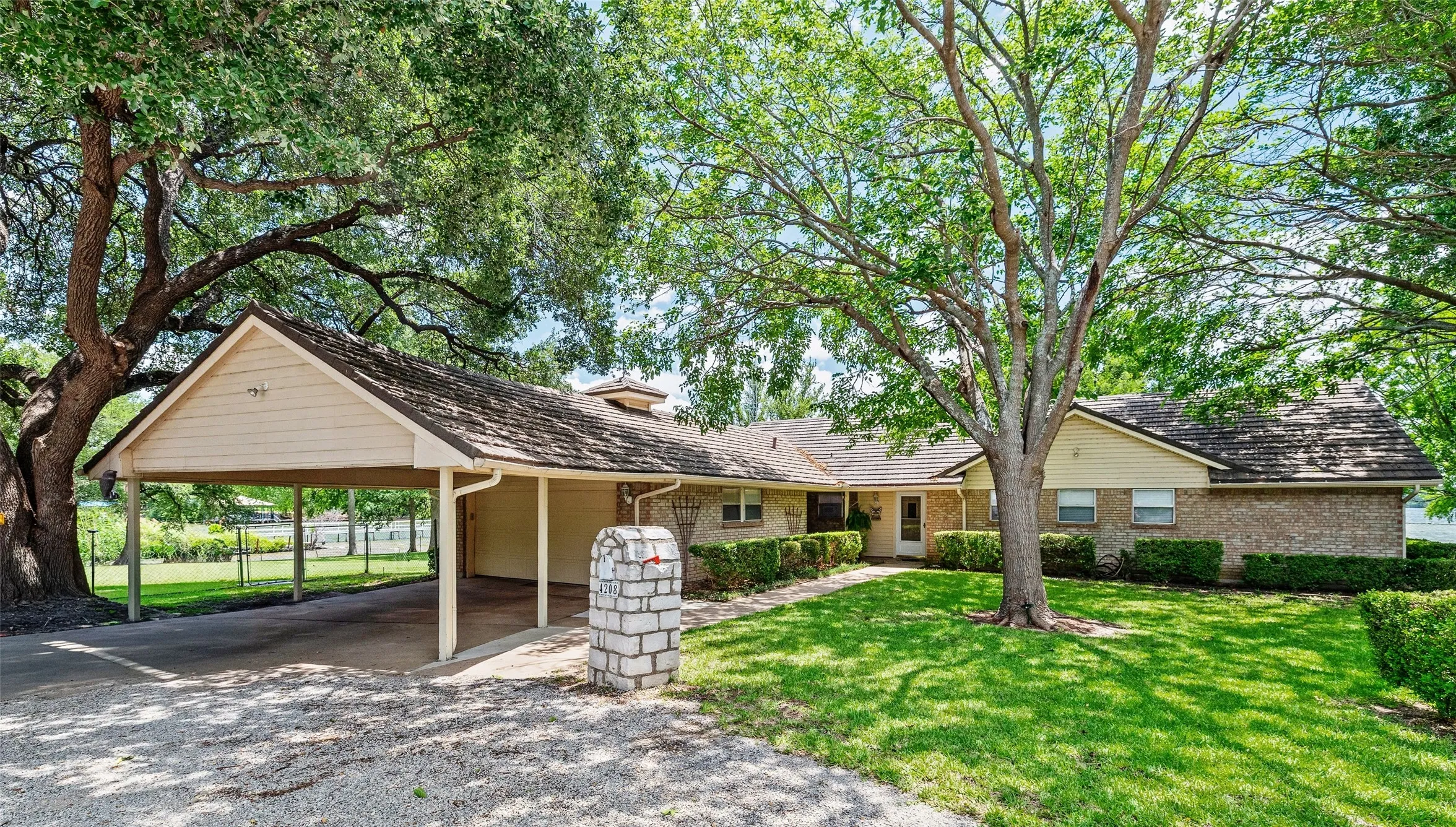 Single Family Residence For Sale in Hood County , 4208 Indian Creek Court, Granbury, Texas 76049, 3 Bedroom, 3 Bathroom, 2 Garage spaces, 2,301 Sqft, built in 1977, mls#21270720, Real Estate Agent in Granbury, Homes For Sale in Hood county, Homes For Sale in Granbury, Realtor in Granbury Texas, Real Estate Brokerage Independent Realty Texas, Luminita Cordes Realtor