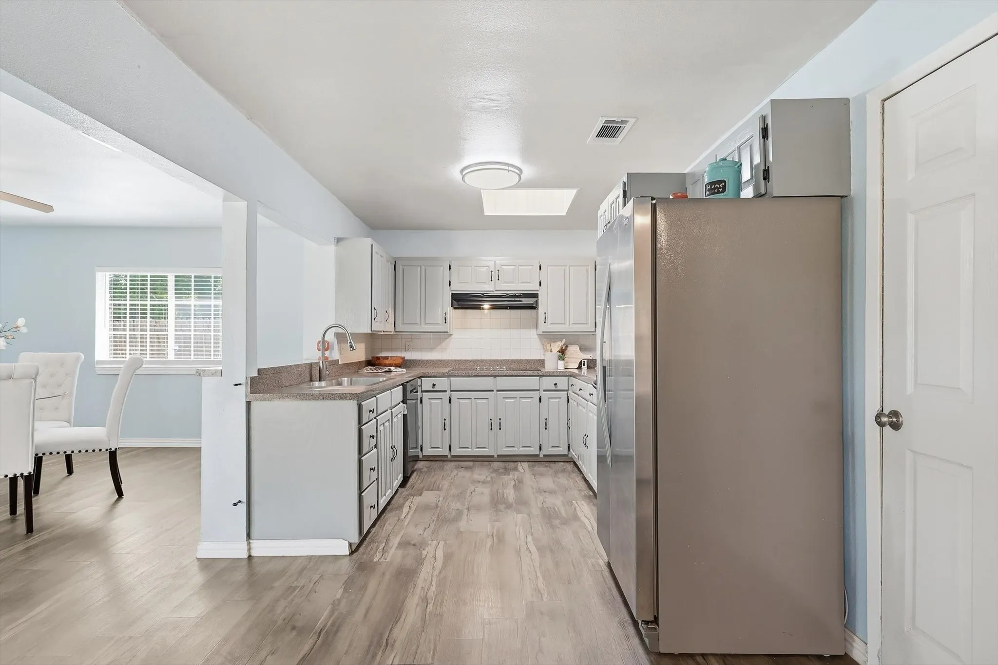Single Family Residence For Sale in Dallas County , 2304 Greenwood Circle, Carrollton, Texas 75006, 3 Bedroom, 2 Bathroom, 2 Garage spaces, 1,406 Sqft, built in 1973, mls#21312367, Real Estate Agent in Carrollton, Homes For Sale in Dallas county, Homes For Sale in Carrollton, Realtor in Carrollton Texas, Real Estate Brokerage Independent Realty Texas, Luminita Cordes Realtor