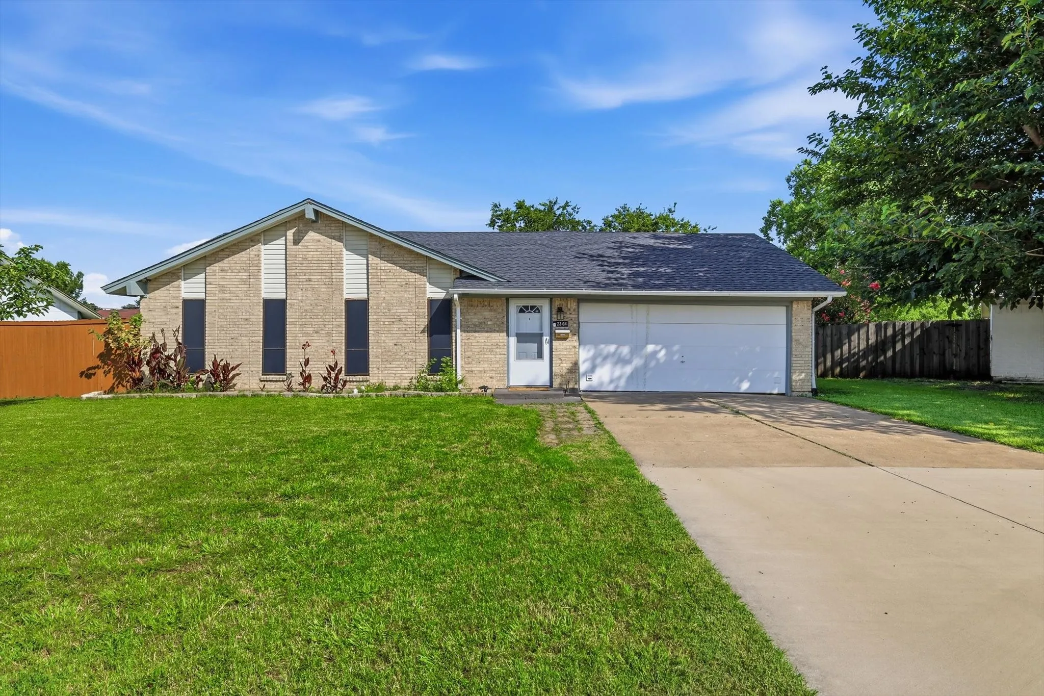 Single Family Residence For Sale in Dallas County , 2304 Greenwood Circle, Carrollton, Texas 75006, 3 Bedroom, 2 Bathroom, 2 Garage spaces, 1,406 Sqft, built in 1973, mls#21312367, Real Estate Agent in Carrollton, Homes For Sale in Dallas county, Homes For Sale in Carrollton, Realtor in Carrollton Texas, Real Estate Brokerage Independent Realty Texas, Luminita Cordes Realtor