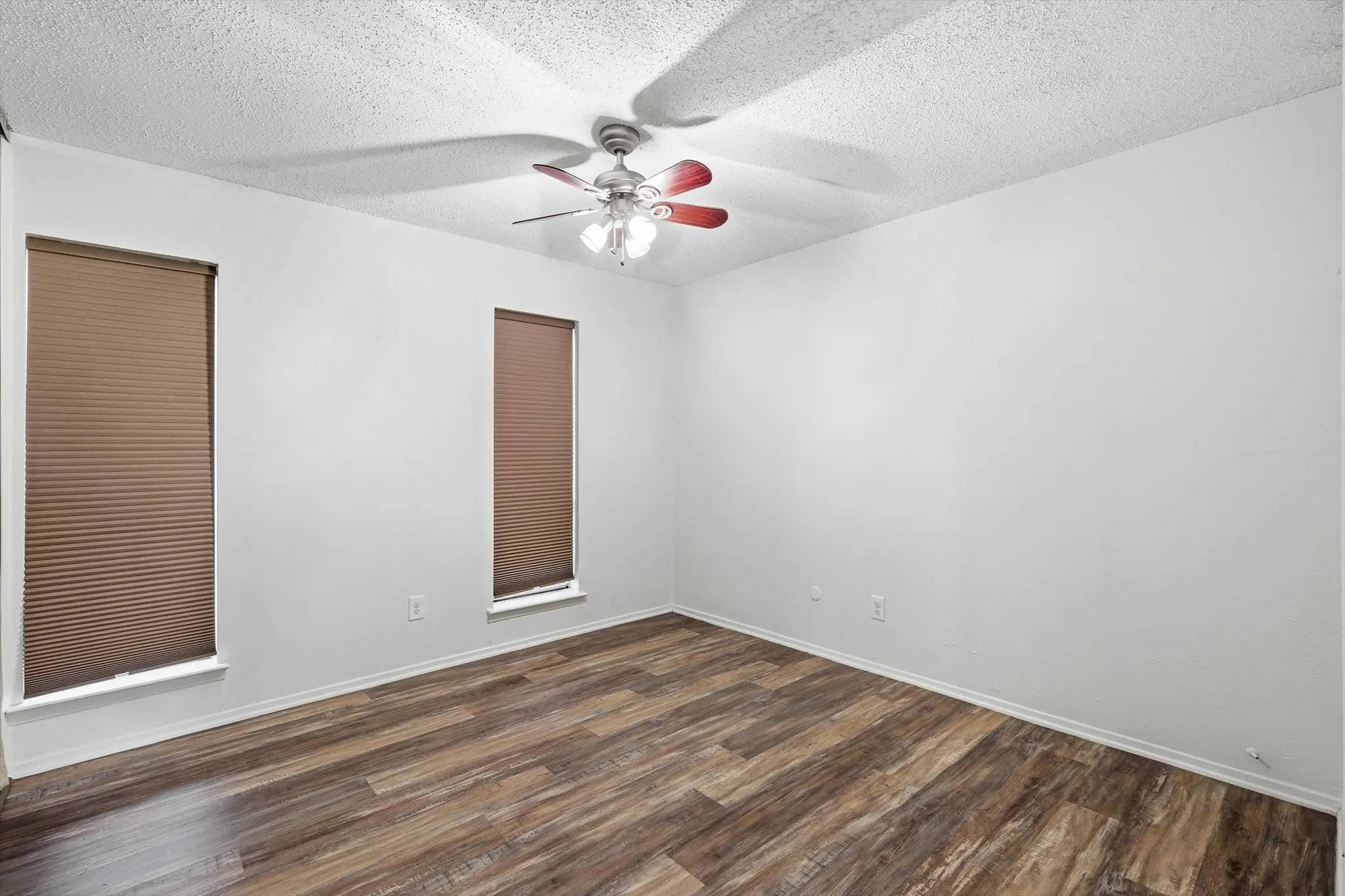 Single Family Residence For Sale in Dallas County , 2304 Greenwood Circle, Carrollton, Texas 75006, 3 Bedroom, 2 Bathroom, 2 Garage spaces, 1,406 Sqft, built in 1973, mls#21312367, Real Estate Agent in Carrollton, Homes For Sale in Dallas county, Homes For Sale in Carrollton, Realtor in Carrollton Texas, Real Estate Brokerage Independent Realty Texas, Luminita Cordes Realtor