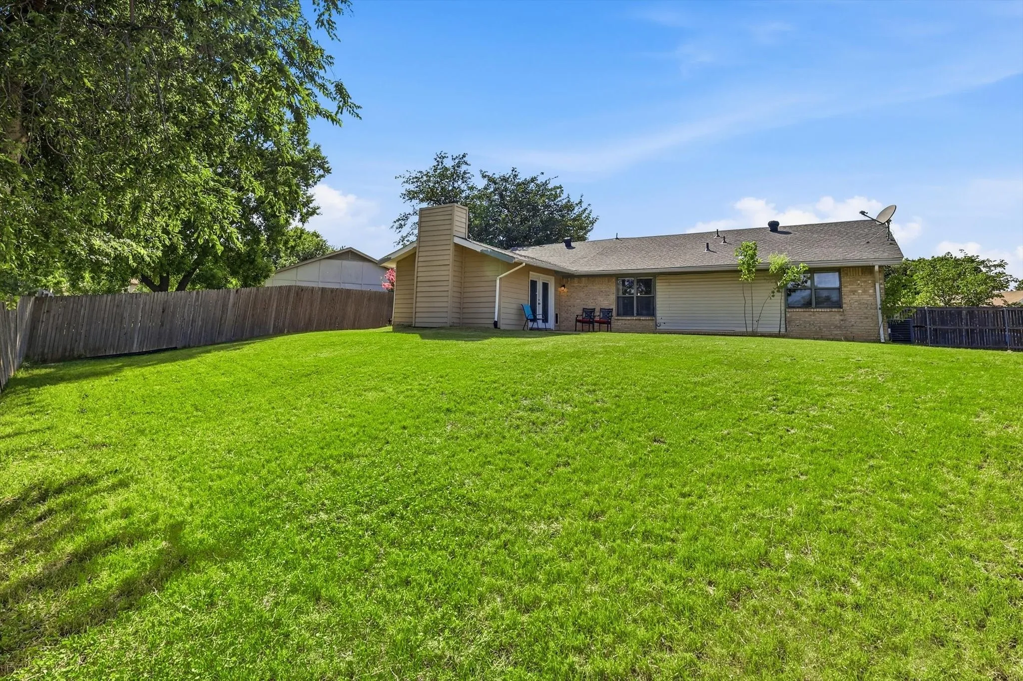Single Family Residence For Sale in Dallas County , 2304 Greenwood Circle, Carrollton, Texas 75006, 3 Bedroom, 2 Bathroom, 2 Garage spaces, 1,406 Sqft, built in 1973, mls#21312367, Real Estate Agent in Carrollton, Homes For Sale in Dallas county, Homes For Sale in Carrollton, Realtor in Carrollton Texas, Real Estate Brokerage Independent Realty Texas, Luminita Cordes Realtor