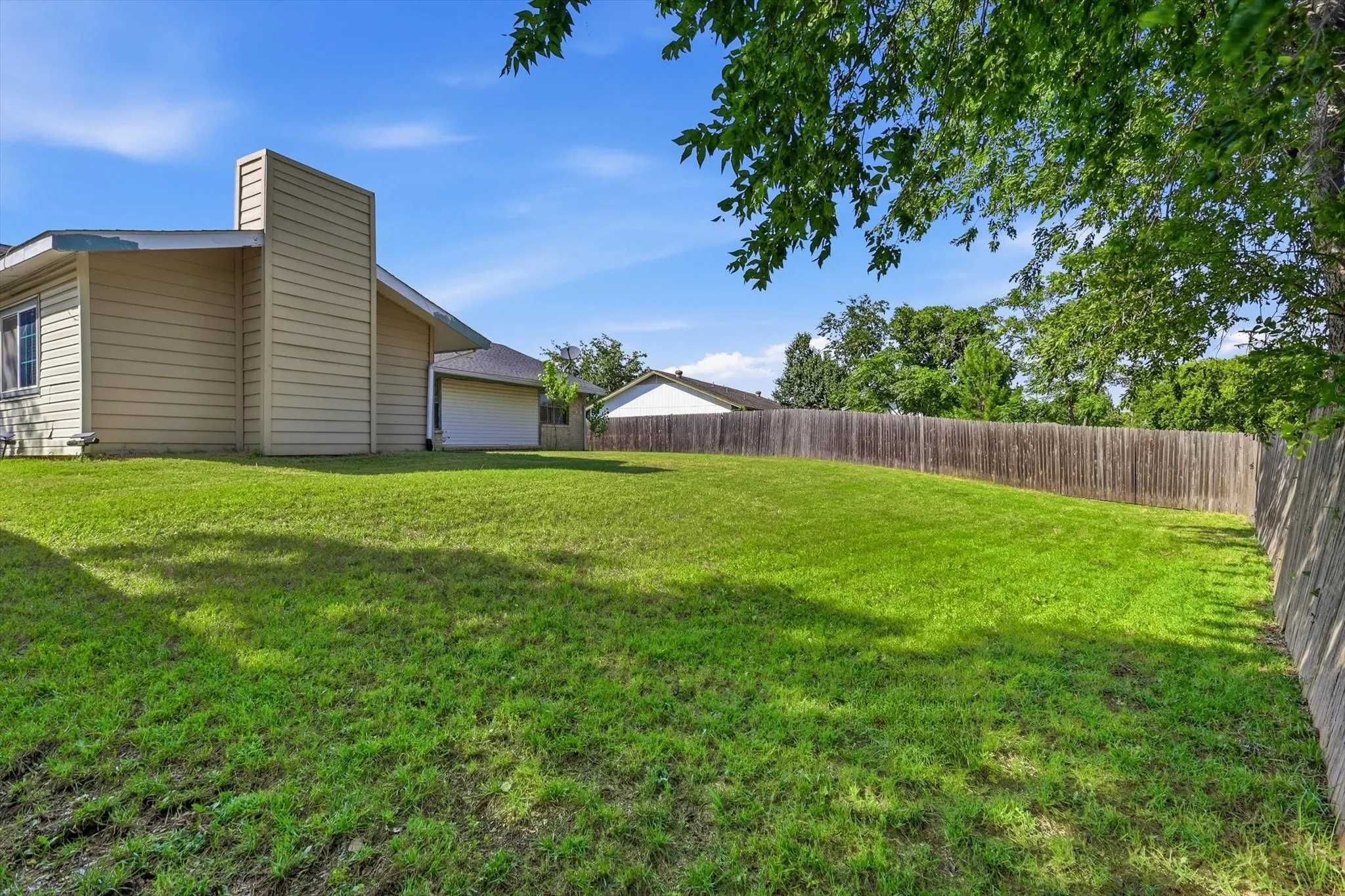 Single Family Residence For Sale in Dallas County , 2304 Greenwood Circle, Carrollton, Texas 75006, 3 Bedroom, 2 Bathroom, 2 Garage spaces, 1,406 Sqft, built in 1973, mls#21312367, Real Estate Agent in Carrollton, Homes For Sale in Dallas county, Homes For Sale in Carrollton, Realtor in Carrollton Texas, Real Estate Brokerage Independent Realty Texas, Luminita Cordes Realtor