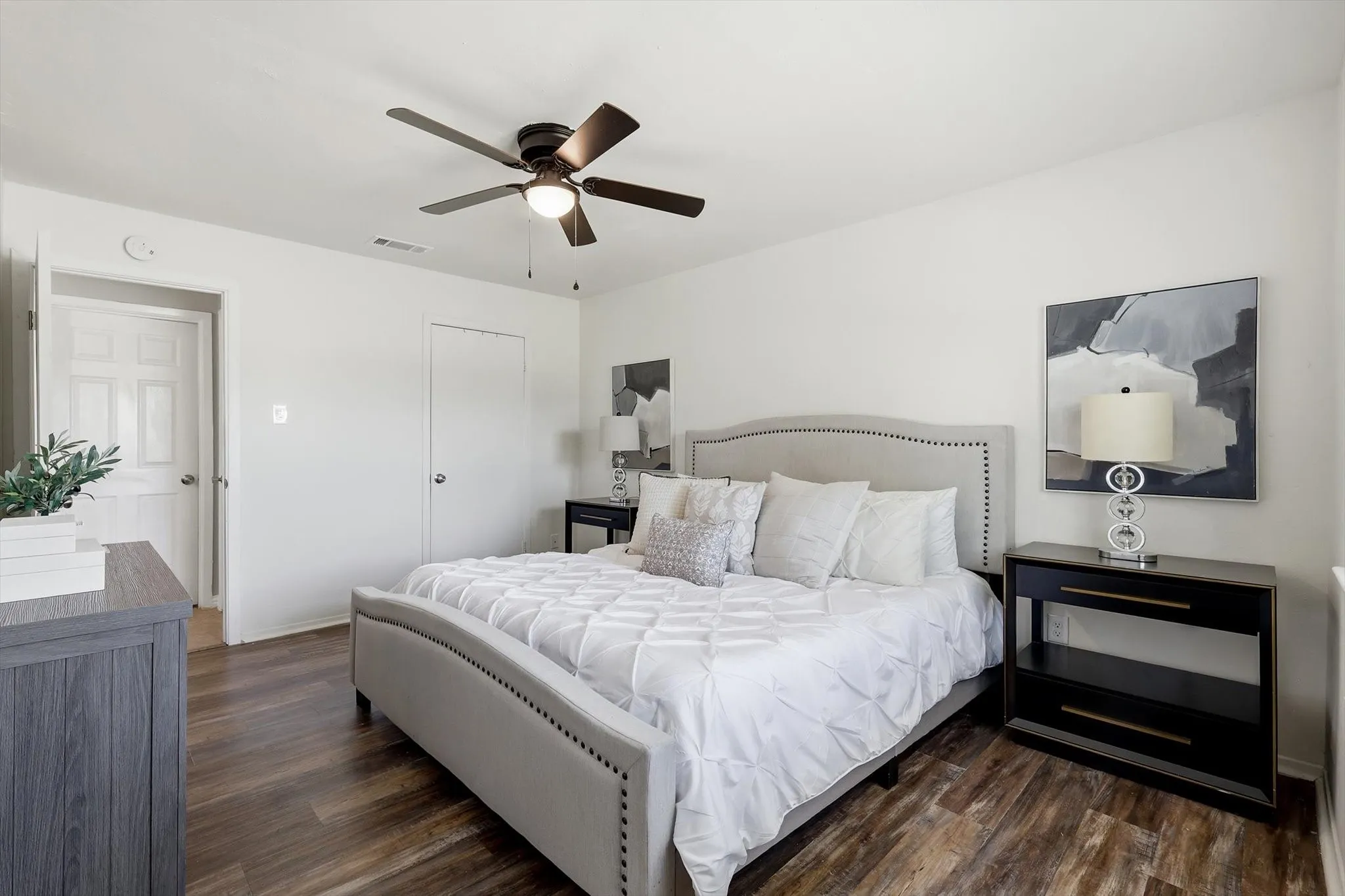 Single Family Residence For Sale in Dallas County , 2304 Greenwood Circle, Carrollton, Texas 75006, 3 Bedroom, 2 Bathroom, 2 Garage spaces, 1,406 Sqft, built in 1973, mls#21312367, Real Estate Agent in Carrollton, Homes For Sale in Dallas county, Homes For Sale in Carrollton, Realtor in Carrollton Texas, Real Estate Brokerage Independent Realty Texas, Luminita Cordes Realtor