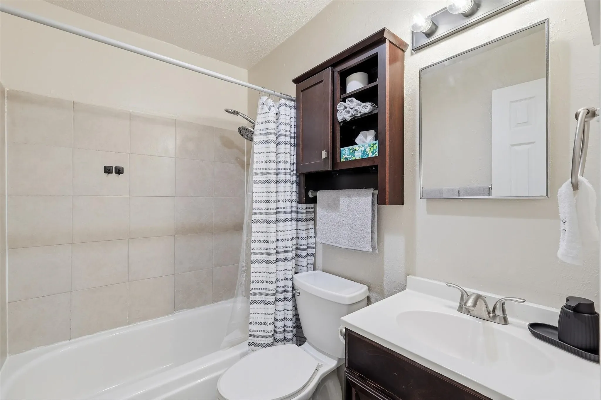 Single Family Residence For Sale in Dallas County , 2304 Greenwood Circle, Carrollton, Texas 75006, 3 Bedroom, 2 Bathroom, 2 Garage spaces, 1,406 Sqft, built in 1973, mls#21312367, Real Estate Agent in Carrollton, Homes For Sale in Dallas county, Homes For Sale in Carrollton, Realtor in Carrollton Texas, Real Estate Brokerage Independent Realty Texas, Luminita Cordes Realtor