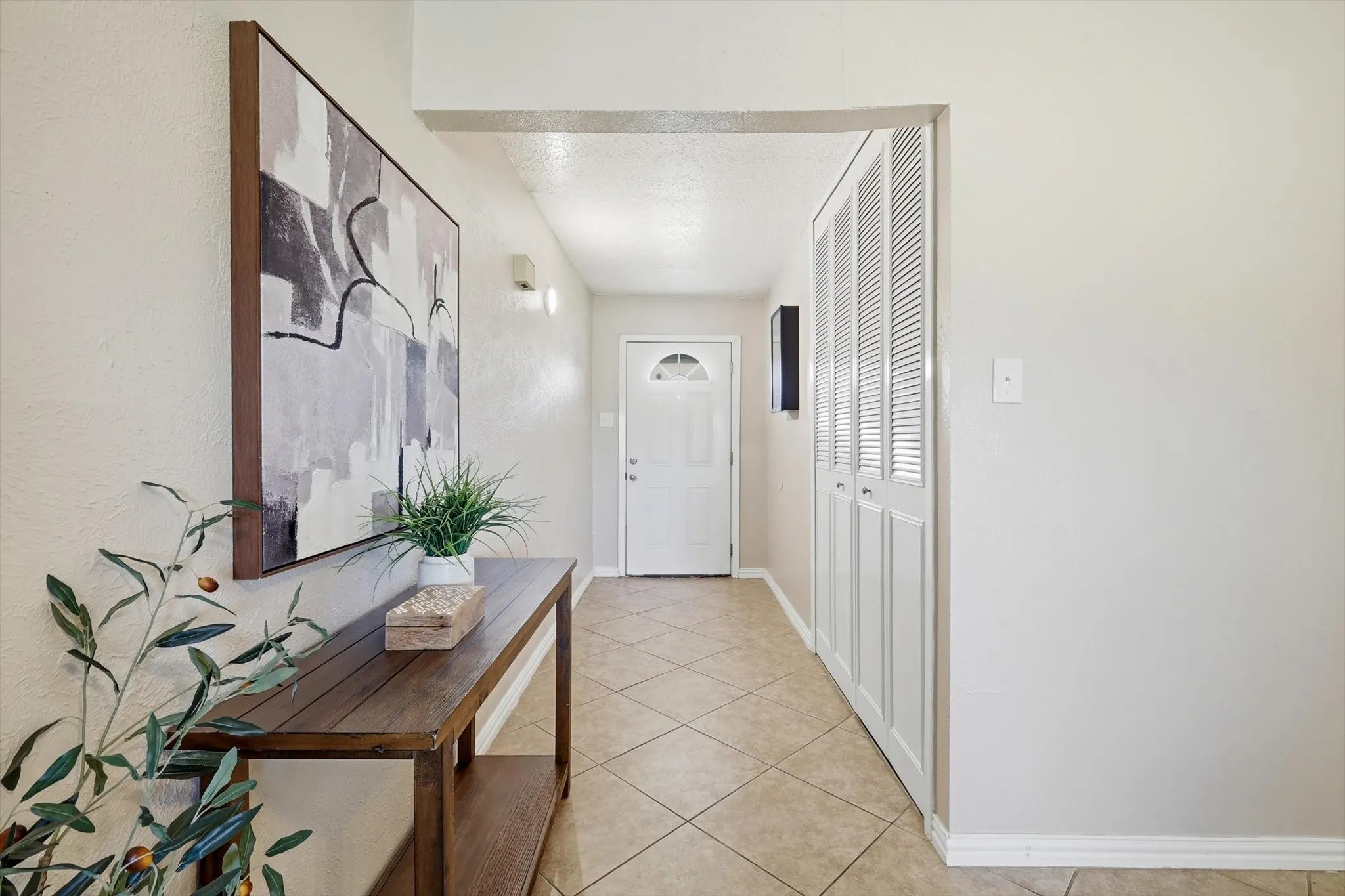 Single Family Residence For Sale in Dallas County , 2304 Greenwood Circle, Carrollton, Texas 75006, 3 Bedroom, 2 Bathroom, 2 Garage spaces, 1,406 Sqft, built in 1973, mls#21312367, Real Estate Agent in Carrollton, Homes For Sale in Dallas county, Homes For Sale in Carrollton, Realtor in Carrollton Texas, Real Estate Brokerage Independent Realty Texas, Luminita Cordes Realtor
