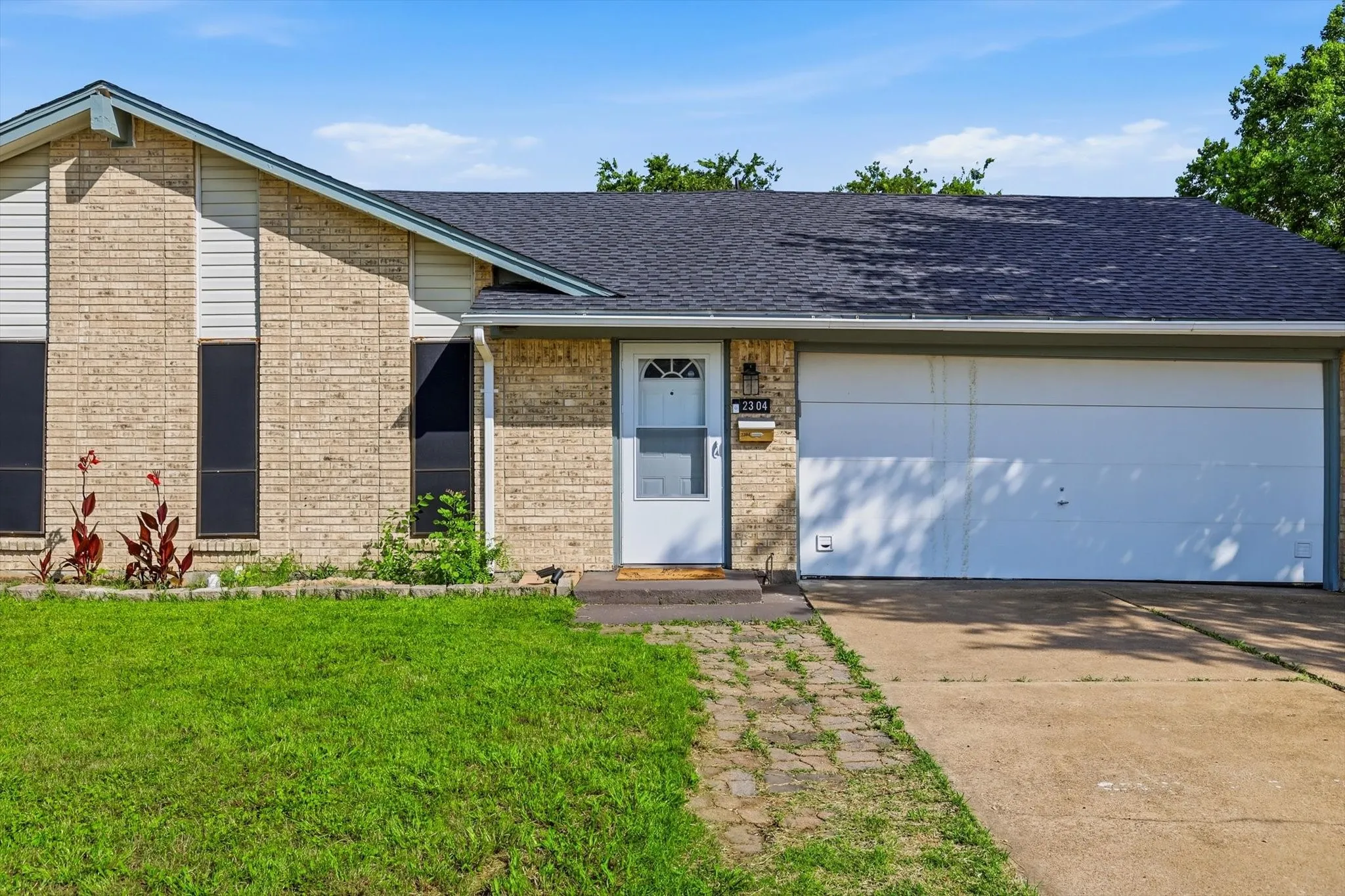 Single Family Residence For Sale in Dallas County , 2304 Greenwood Circle, Carrollton, Texas 75006, 3 Bedroom, 2 Bathroom, 2 Garage spaces, 1,406 Sqft, built in 1973, mls#21312367, Real Estate Agent in Carrollton, Homes For Sale in Dallas county, Homes For Sale in Carrollton, Realtor in Carrollton Texas, Real Estate Brokerage Independent Realty Texas, Luminita Cordes Realtor
