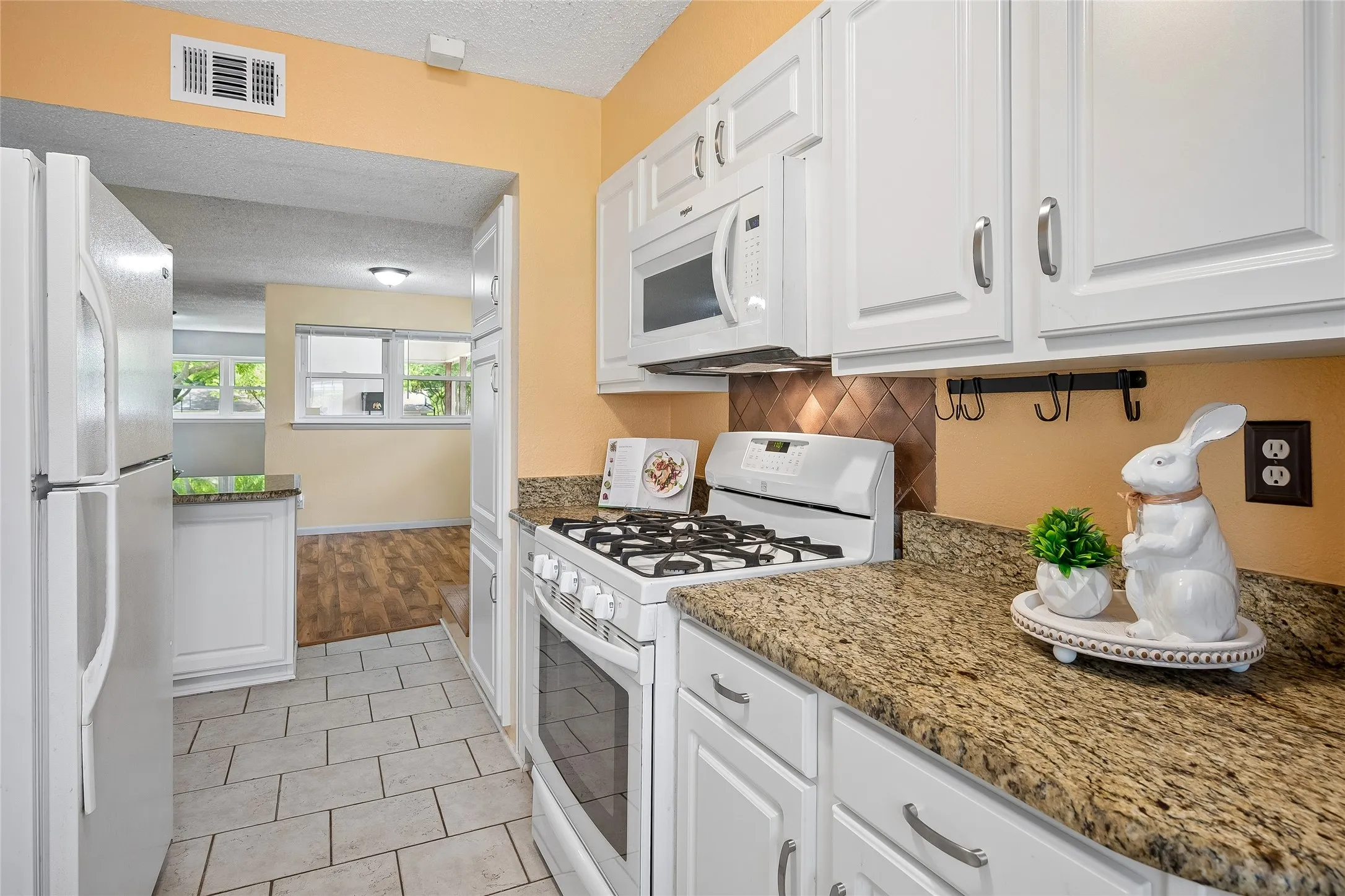 Updated chef's gourmet kitchen with gas cooking-convection oven, and nice granite counters. (Bunny not included)