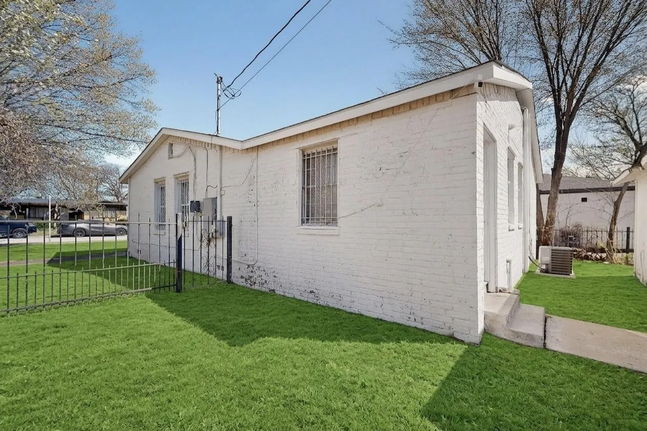 Single Family Residence For Sale in Tarrant County , 1300 E Mulkey Street, Fort Worth, Texas 76104, 3 Bedroom, 2 Bathroom, Garage spaces, 1,277 Sqft, built in 1960, mls#21312336, Real Estate Agent in Fort Worth, Homes For Sale in Tarrant county, Homes For Sale in Fort Worth, Realtor in Fort Worth Texas, Real Estate Brokerage Independent Realty Texas, Luminita Cordes Realtor