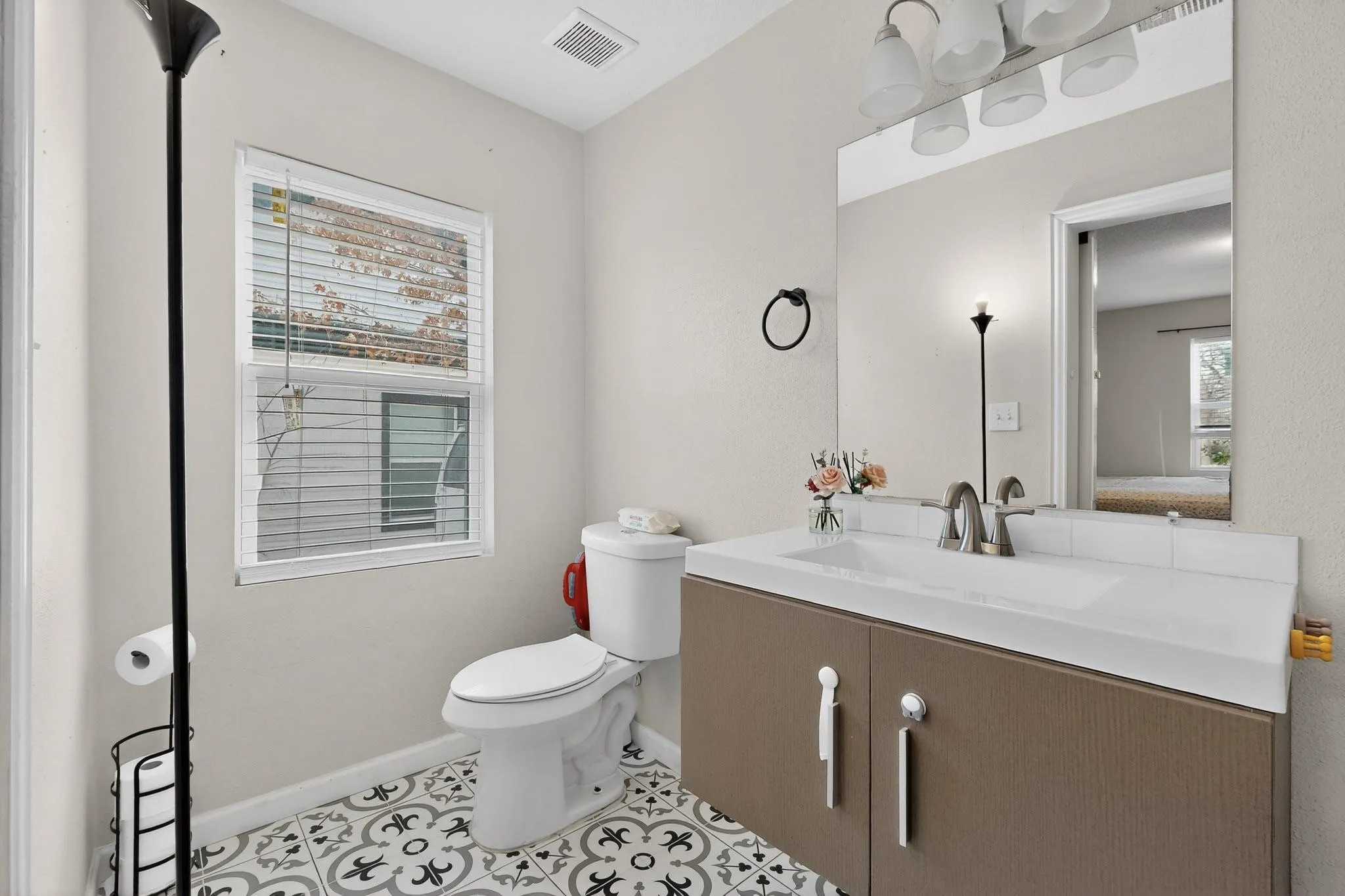 Single Family Residence For Sale in Tarrant County , 1300 E Mulkey Street, Fort Worth, Texas 76104, 3 Bedroom, 2 Bathroom, Garage spaces, 1,277 Sqft, built in 1960, mls#21312336, Real Estate Agent in Fort Worth, Homes For Sale in Tarrant county, Homes For Sale in Fort Worth, Realtor in Fort Worth Texas, Real Estate Brokerage Independent Realty Texas, Luminita Cordes Realtor
