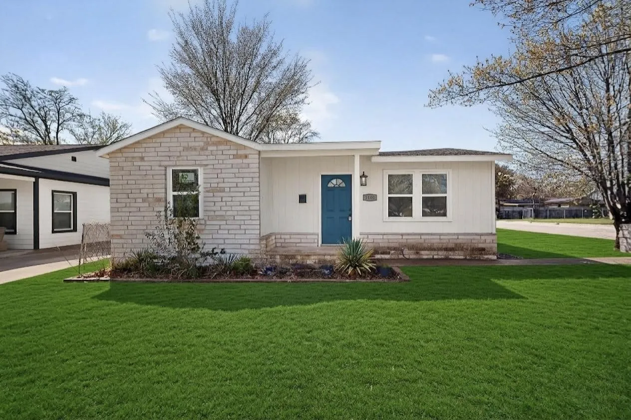 Single Family Residence For Sale in Tarrant County , 1300 E Mulkey Street, Fort Worth, Texas 76104, 3 Bedroom, 2 Bathroom, Garage spaces, 1,277 Sqft, built in 1960, mls#21312336, Real Estate Agent in Fort Worth, Homes For Sale in Tarrant county, Homes For Sale in Fort Worth, Realtor in Fort Worth Texas, Real Estate Brokerage Independent Realty Texas, Luminita Cordes Realtor
