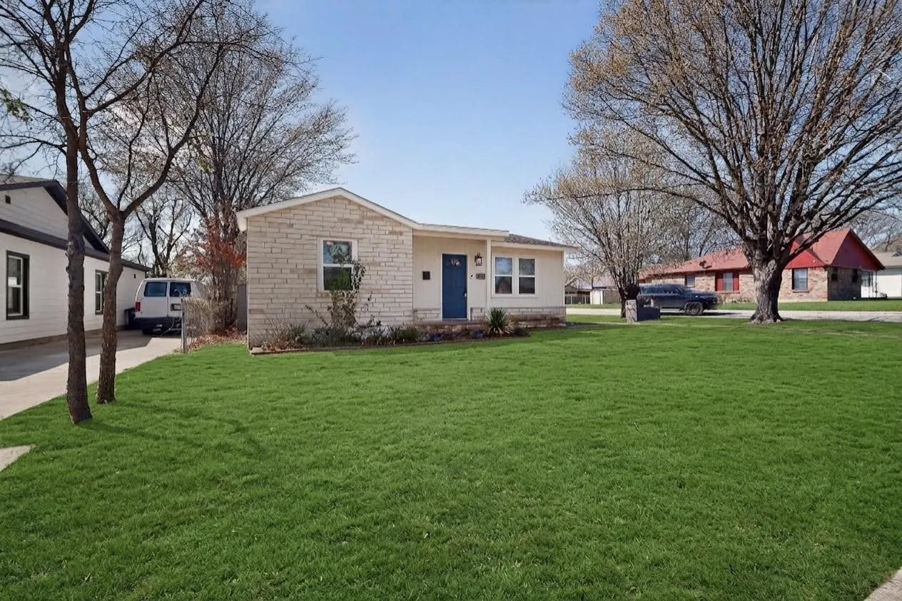 Single Family Residence For Sale in Tarrant County , 1300 E Mulkey Street, Fort Worth, Texas 76104, 3 Bedroom, 2 Bathroom, Garage spaces, 1,277 Sqft, built in 1960, mls#21312336, Real Estate Agent in Fort Worth, Homes For Sale in Tarrant county, Homes For Sale in Fort Worth, Realtor in Fort Worth Texas, Real Estate Brokerage Independent Realty Texas, Luminita Cordes Realtor