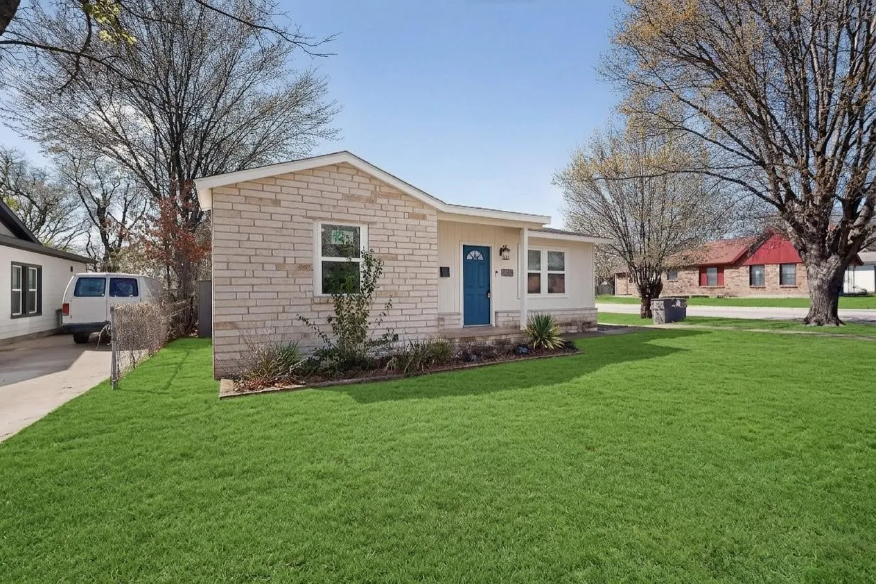 Single Family Residence For Sale in Tarrant County , 1300 E Mulkey Street, Fort Worth, Texas 76104, 3 Bedroom, 2 Bathroom, Garage spaces, 1,277 Sqft, built in 1960, mls#21312336, Real Estate Agent in Fort Worth, Homes For Sale in Tarrant county, Homes For Sale in Fort Worth, Realtor in Fort Worth Texas, Real Estate Brokerage Independent Realty Texas, Luminita Cordes Realtor