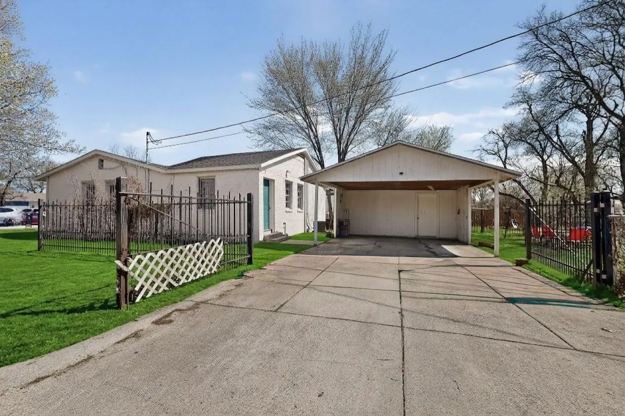 Single Family Residence For Sale in Tarrant County , 1300 E Mulkey Street, Fort Worth, Texas 76104, 3 Bedroom, 2 Bathroom, Garage spaces, 1,277 Sqft, built in 1960, mls#21312336, Real Estate Agent in Fort Worth, Homes For Sale in Tarrant county, Homes For Sale in Fort Worth, Realtor in Fort Worth Texas, Real Estate Brokerage Independent Realty Texas, Luminita Cordes Realtor