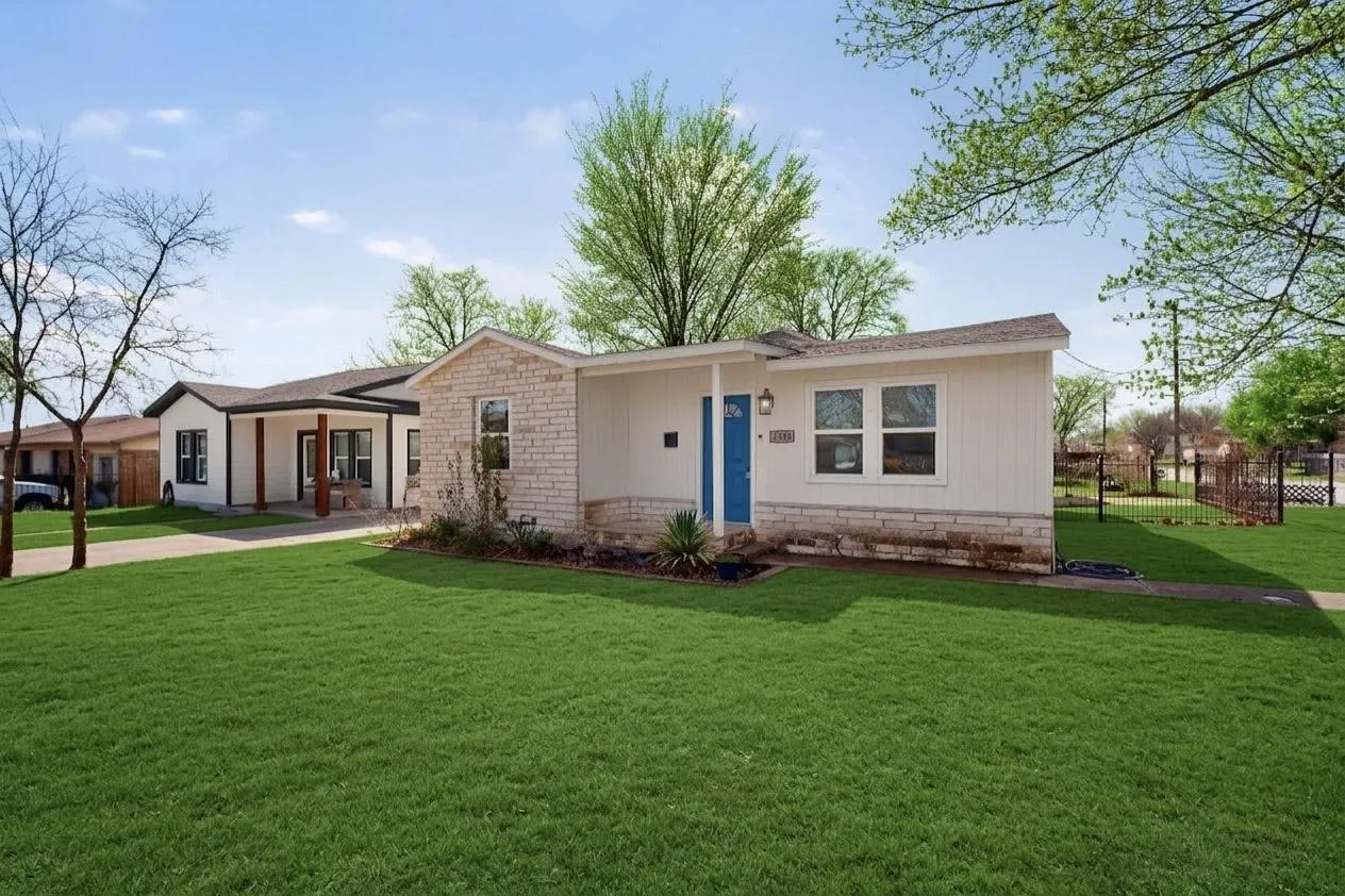 Single Family Residence For Sale in Tarrant County , 1300 E Mulkey Street, Fort Worth, Texas 76104, 3 Bedroom, 2 Bathroom, Garage spaces, 1,277 Sqft, built in 1960, mls#21312336, Real Estate Agent in Fort Worth, Homes For Sale in Tarrant county, Homes For Sale in Fort Worth, Realtor in Fort Worth Texas, Real Estate Brokerage Independent Realty Texas, Luminita Cordes Realtor