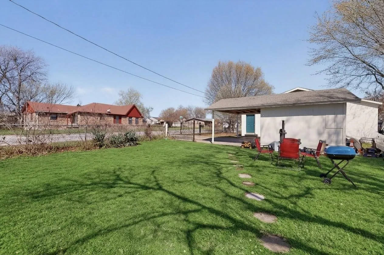 Single Family Residence For Sale in Tarrant County , 1300 E Mulkey Street, Fort Worth, Texas 76104, 3 Bedroom, 2 Bathroom, Garage spaces, 1,277 Sqft, built in 1960, mls#21312336, Real Estate Agent in Fort Worth, Homes For Sale in Tarrant county, Homes For Sale in Fort Worth, Realtor in Fort Worth Texas, Real Estate Brokerage Independent Realty Texas, Luminita Cordes Realtor
