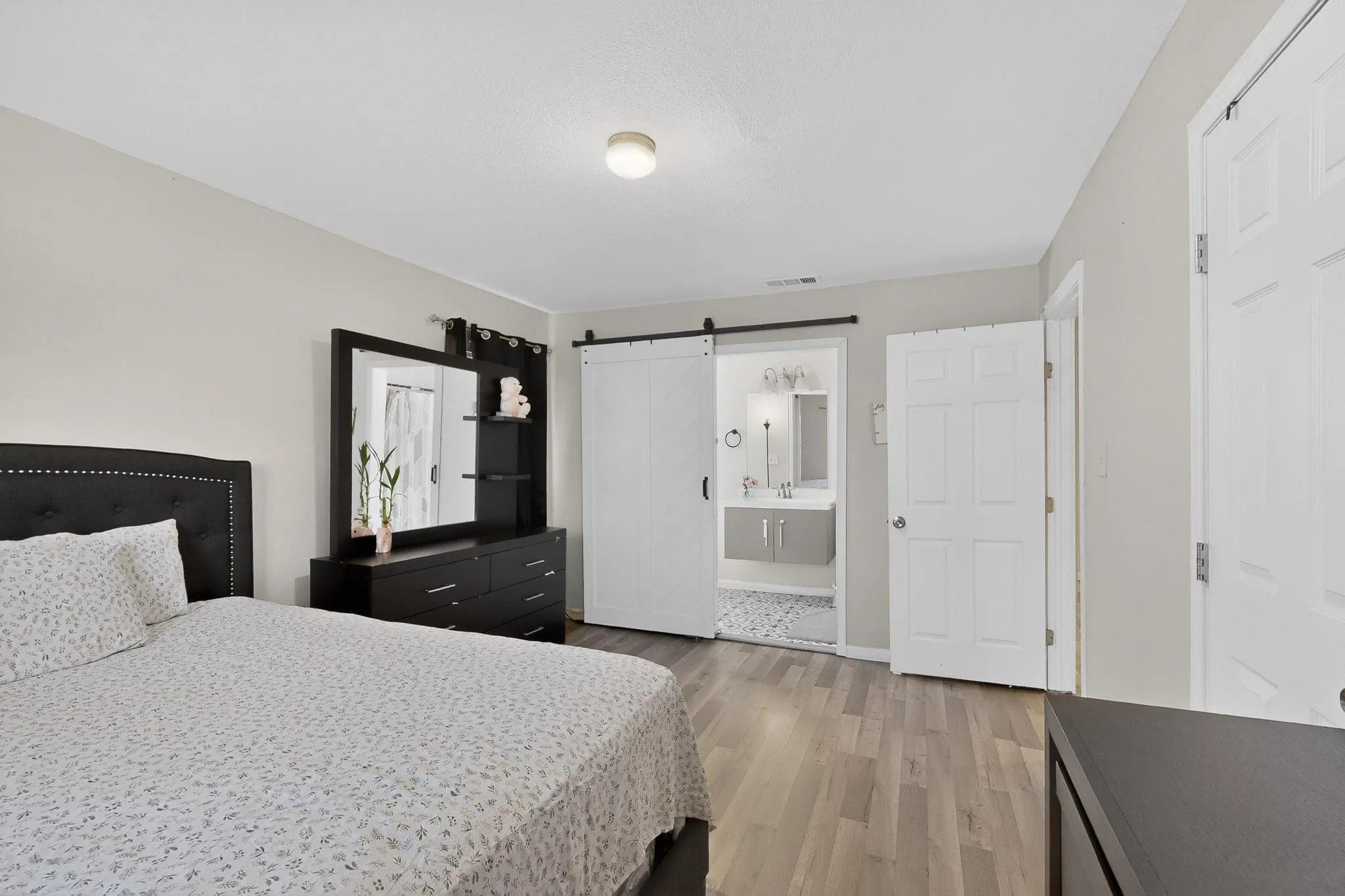 Single Family Residence For Sale in Tarrant County , 1300 E Mulkey Street, Fort Worth, Texas 76104, 3 Bedroom, 2 Bathroom, Garage spaces, 1,277 Sqft, built in 1960, mls#21312336, Real Estate Agent in Fort Worth, Homes For Sale in Tarrant county, Homes For Sale in Fort Worth, Realtor in Fort Worth Texas, Real Estate Brokerage Independent Realty Texas, Luminita Cordes Realtor