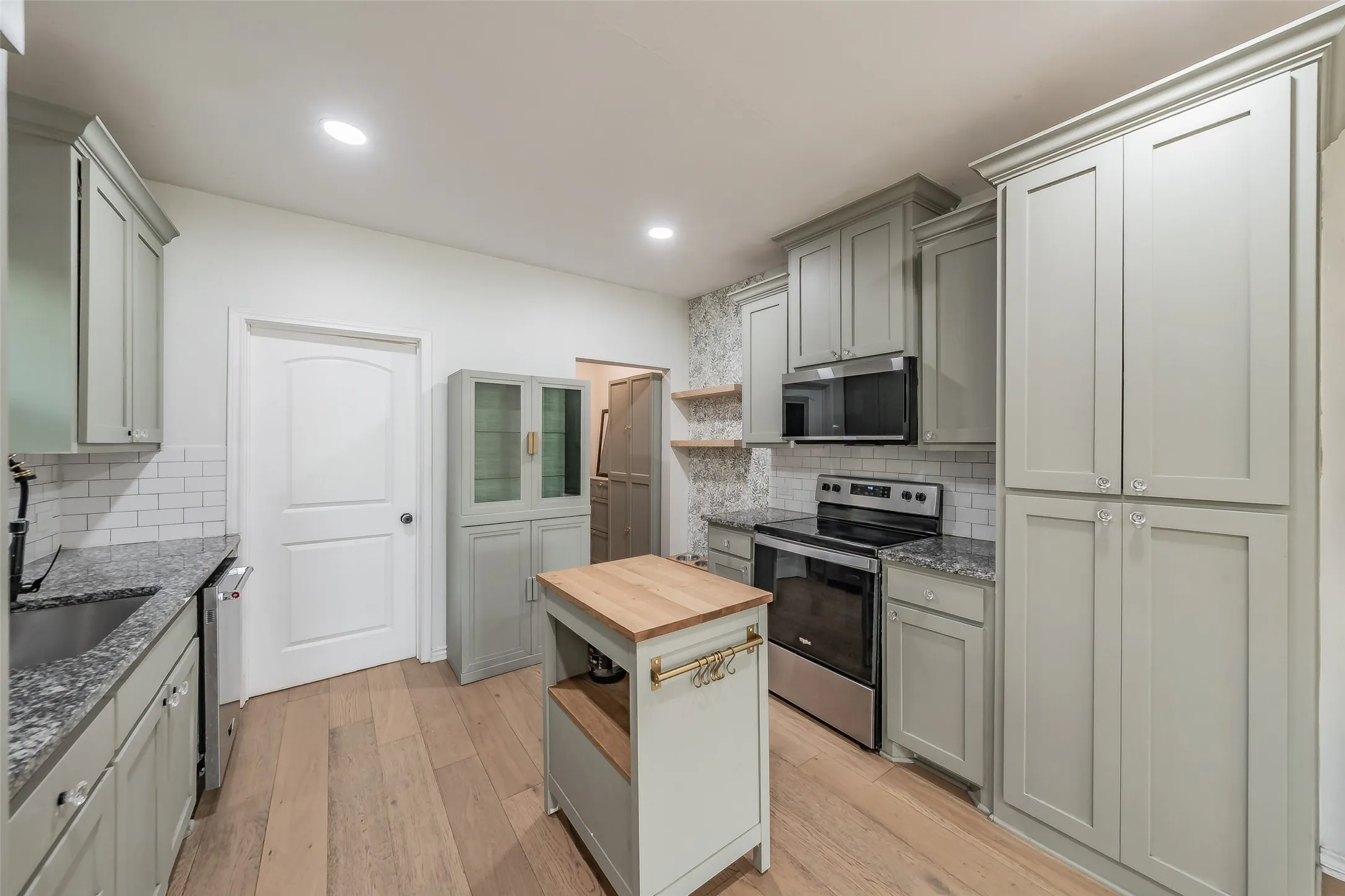 Single Family Residence For Sale in Dallas County , 3606 Holmes Street, Dallas, Texas 75215, 2 Bedroom, 1 Bathroom, Garage spaces, 1,120 Sqft, built in 1925, mls#21312124, Real Estate Agent in Dallas, Homes For Sale in Dallas county, Homes For Sale in Dallas, Realtor in Dallas Texas, Real Estate Brokerage Independent Realty Texas, Luminita Cordes Realtor