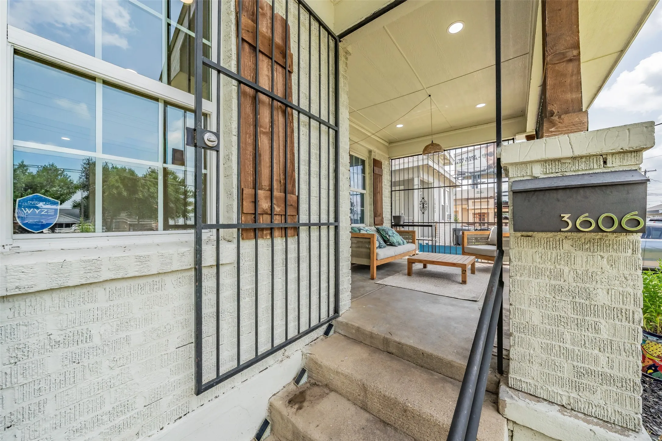 Single Family Residence For Sale in Dallas County , 3606 Holmes Street, Dallas, Texas 75215, 2 Bedroom, 1 Bathroom, Garage spaces, 1,120 Sqft, built in 1925, mls#21312124, Real Estate Agent in Dallas, Homes For Sale in Dallas county, Homes For Sale in Dallas, Realtor in Dallas Texas, Real Estate Brokerage Independent Realty Texas, Luminita Cordes Realtor