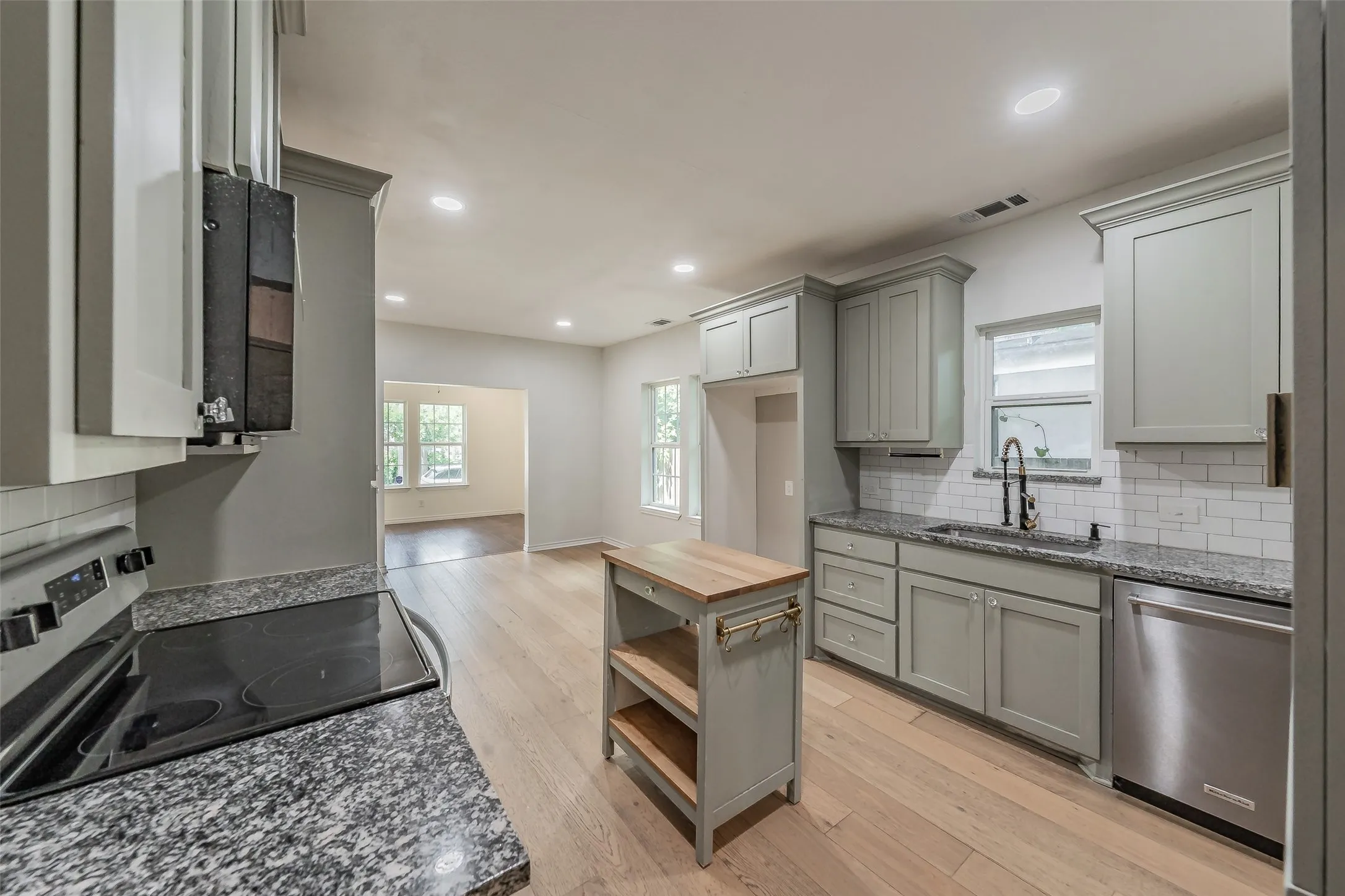 Single Family Residence For Sale in Dallas County , 3606 Holmes Street, Dallas, Texas 75215, 2 Bedroom, 1 Bathroom, Garage spaces, 1,120 Sqft, built in 1925, mls#21312124, Real Estate Agent in Dallas, Homes For Sale in Dallas county, Homes For Sale in Dallas, Realtor in Dallas Texas, Real Estate Brokerage Independent Realty Texas, Luminita Cordes Realtor