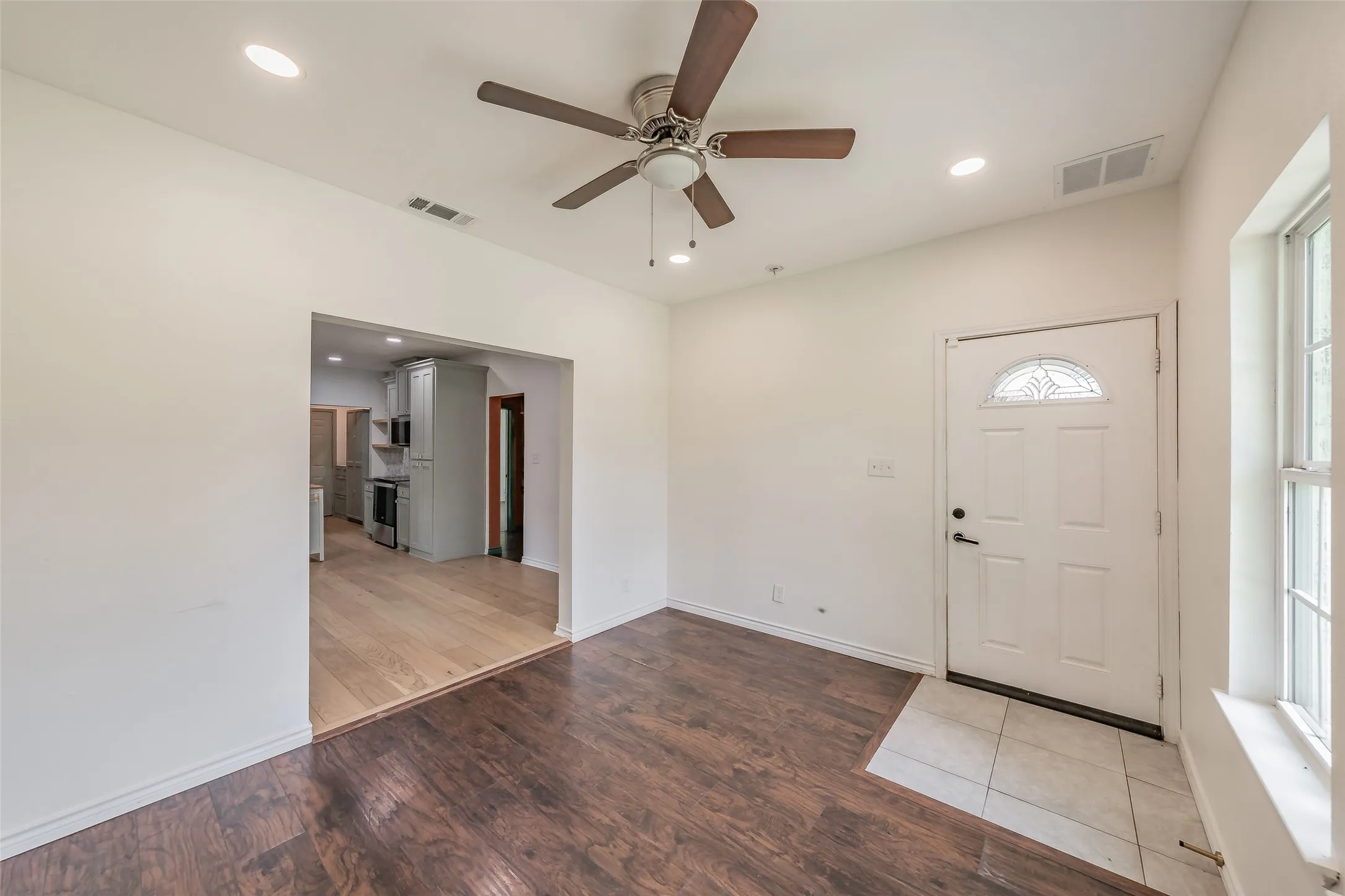 Single Family Residence For Sale in Dallas County , 3606 Holmes Street, Dallas, Texas 75215, 2 Bedroom, 1 Bathroom, Garage spaces, 1,120 Sqft, built in 1925, mls#21312124, Real Estate Agent in Dallas, Homes For Sale in Dallas county, Homes For Sale in Dallas, Realtor in Dallas Texas, Real Estate Brokerage Independent Realty Texas, Luminita Cordes Realtor