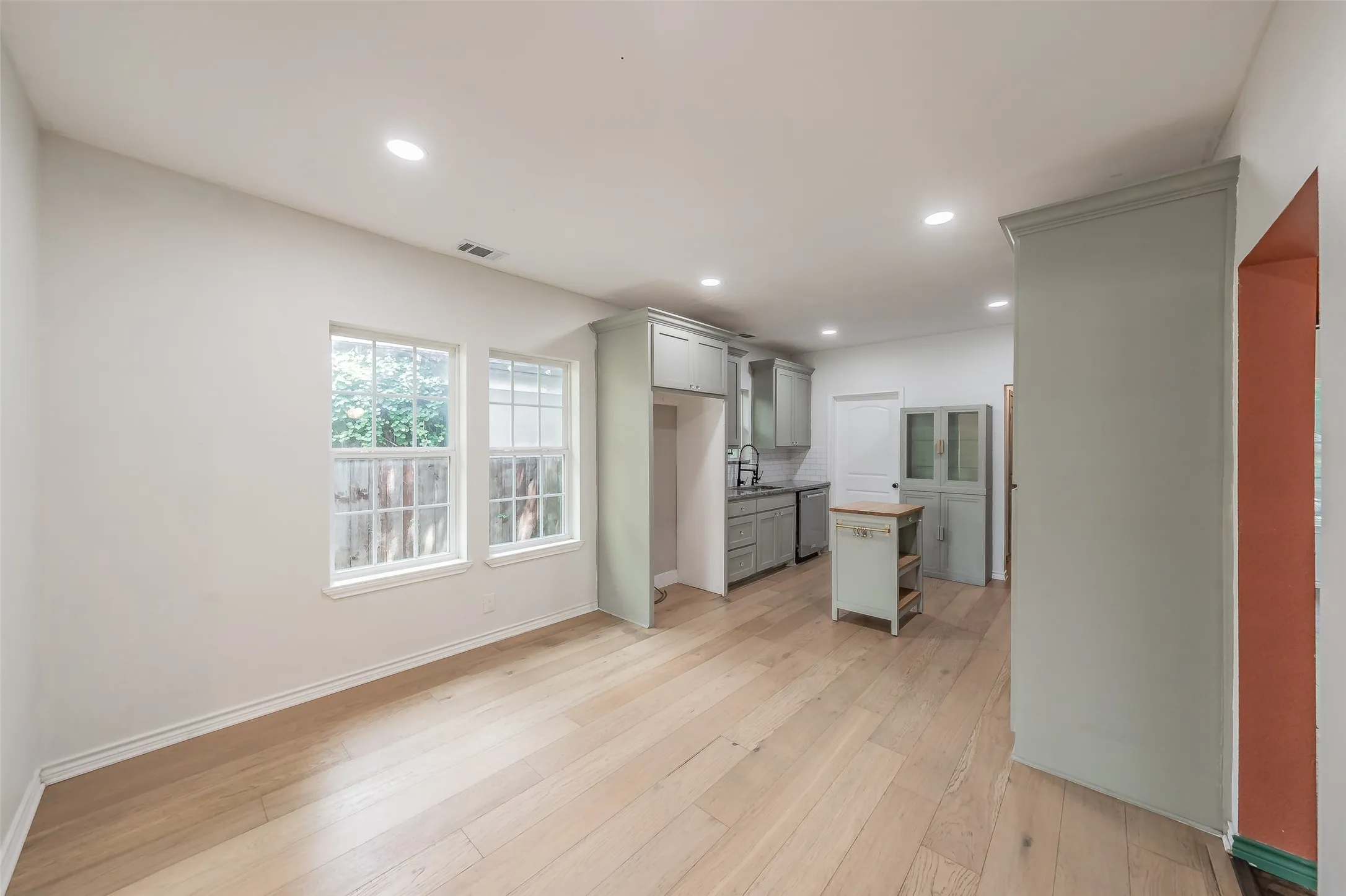 Single Family Residence For Sale in Dallas County , 3606 Holmes Street, Dallas, Texas 75215, 2 Bedroom, 1 Bathroom, Garage spaces, 1,120 Sqft, built in 1925, mls#21312124, Real Estate Agent in Dallas, Homes For Sale in Dallas county, Homes For Sale in Dallas, Realtor in Dallas Texas, Real Estate Brokerage Independent Realty Texas, Luminita Cordes Realtor