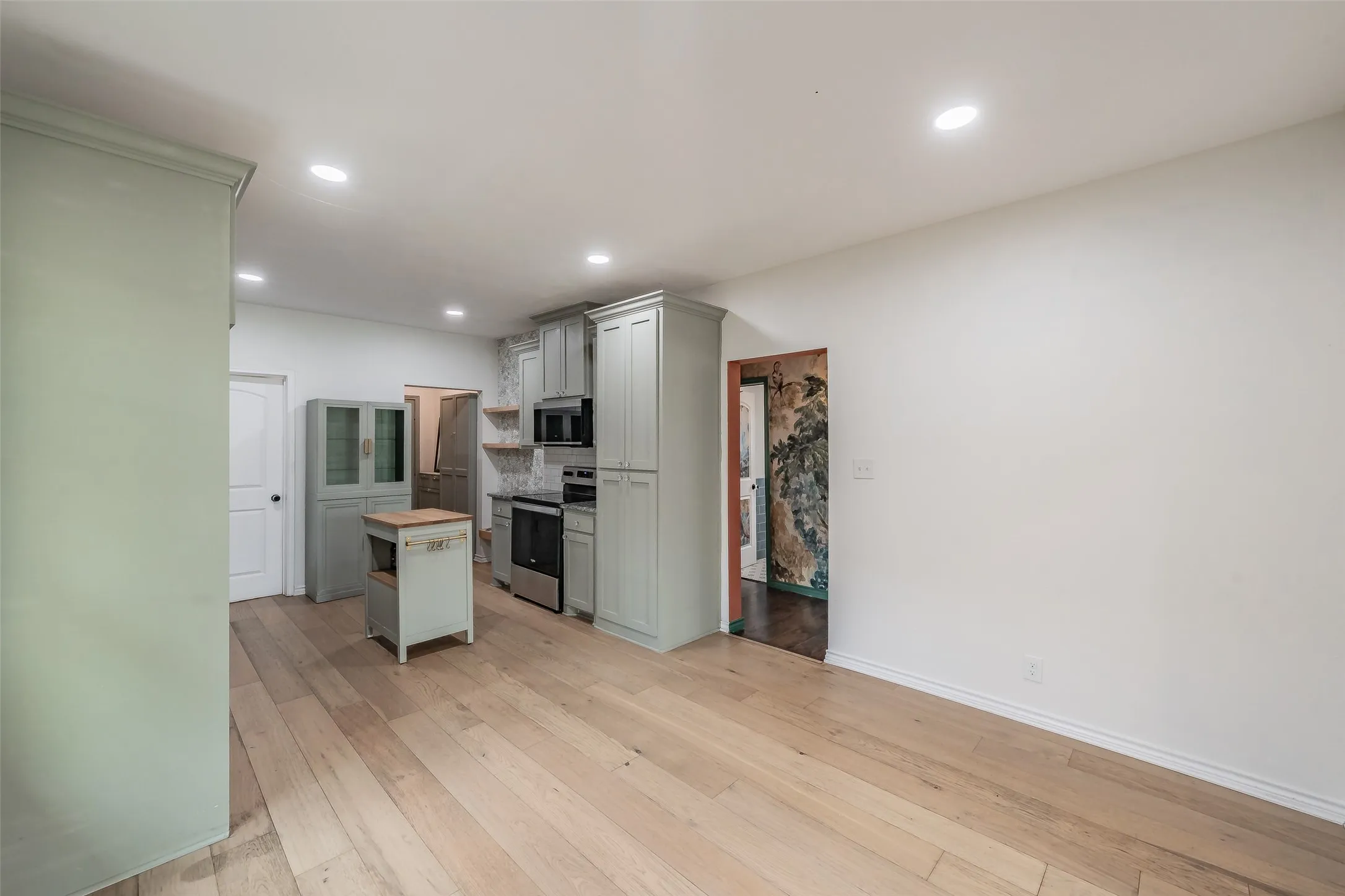 Single Family Residence For Sale in Dallas County , 3606 Holmes Street, Dallas, Texas 75215, 2 Bedroom, 1 Bathroom, Garage spaces, 1,120 Sqft, built in 1925, mls#21312124, Real Estate Agent in Dallas, Homes For Sale in Dallas county, Homes For Sale in Dallas, Realtor in Dallas Texas, Real Estate Brokerage Independent Realty Texas, Luminita Cordes Realtor
