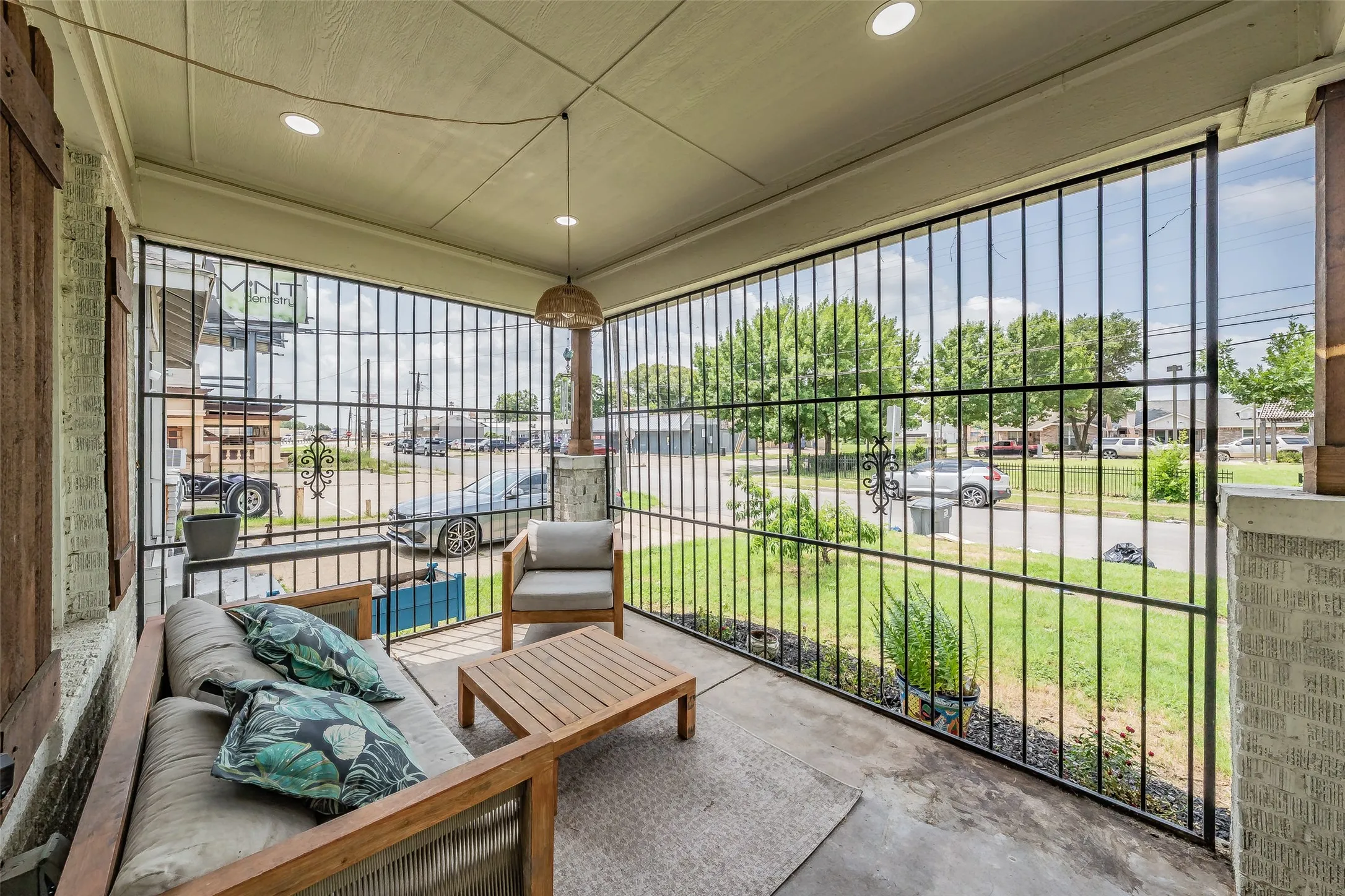 Single Family Residence For Sale in Dallas County , 3606 Holmes Street, Dallas, Texas 75215, 2 Bedroom, 1 Bathroom, Garage spaces, 1,120 Sqft, built in 1925, mls#21312124, Real Estate Agent in Dallas, Homes For Sale in Dallas county, Homes For Sale in Dallas, Realtor in Dallas Texas, Real Estate Brokerage Independent Realty Texas, Luminita Cordes Realtor